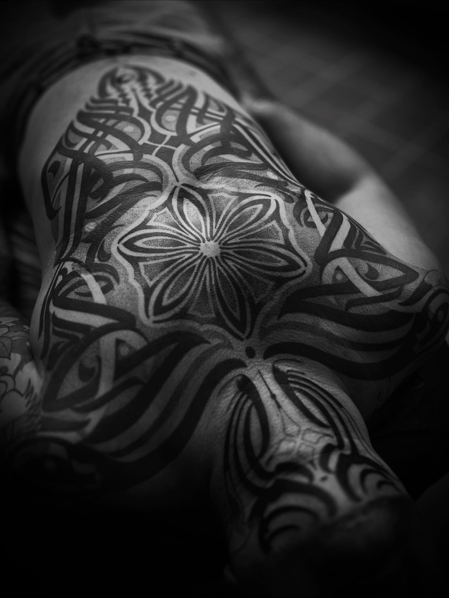 For @jay_kida in Progress💛
Done by @annicannellonie 

#blackworktattoo #blackworkers #calligramer #calligrafia #abstracttattoo #ornamentaltattoo #fronttattoo #finelinetattoo #traditionaltattoo #ornamentalwork #geometrictattoos #ravensburgtattoo #bod