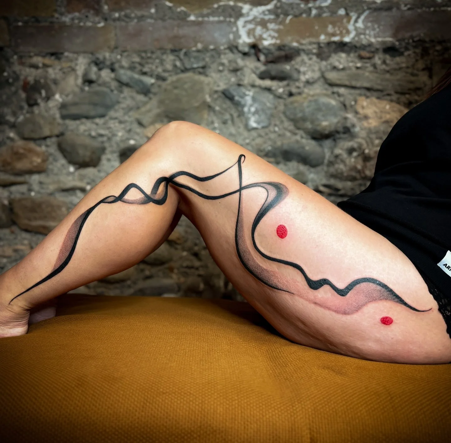 Fluid lines for the lovely @nicoles.achtsamzeit , thank you with your trust on this one! Always nice to have you around!

Tattoo by @elias.samuel.artist 

For appointments or questions just visit our website 

www.goldenhearts-tattoo.de 

where you w