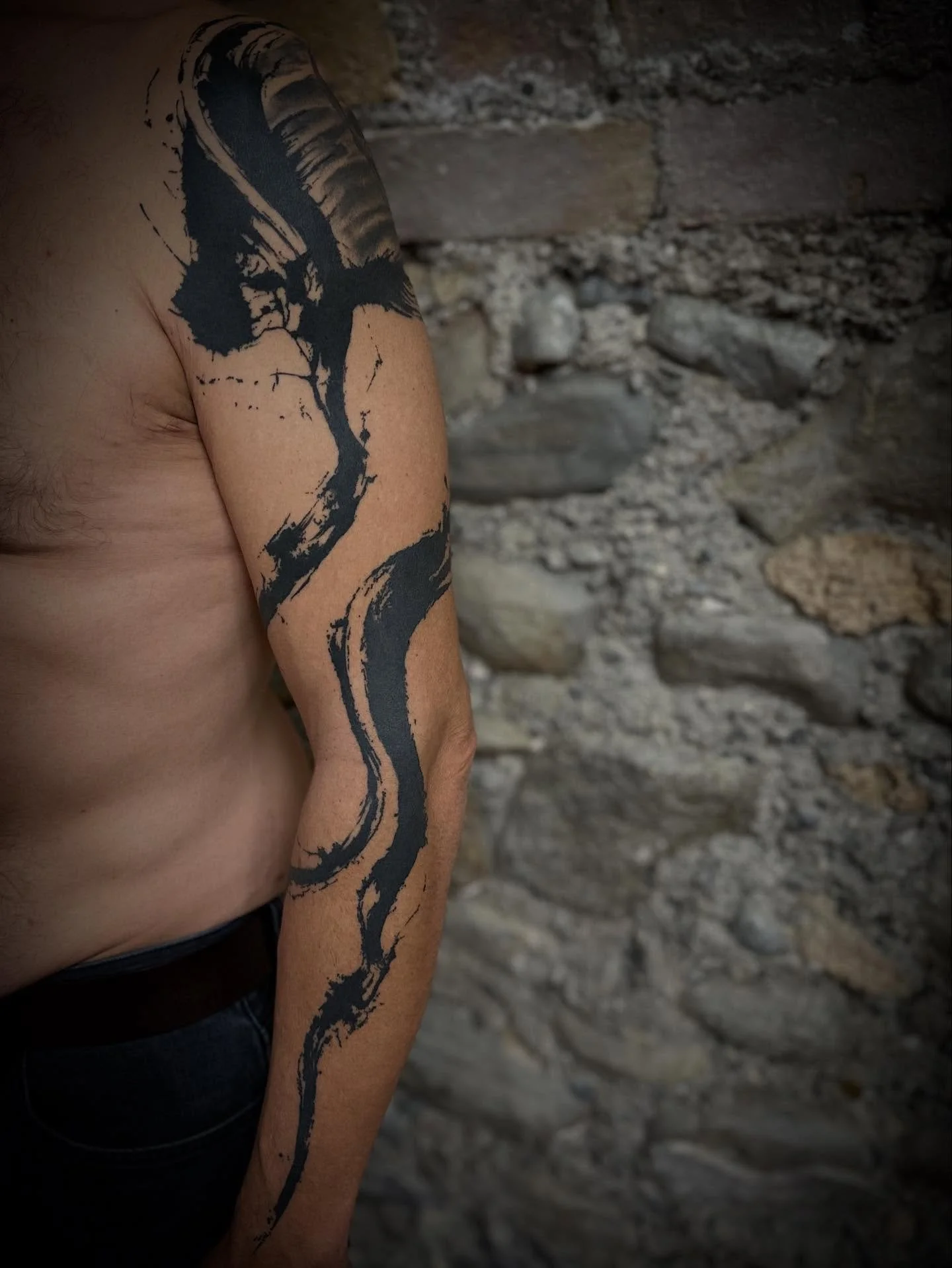 Healed Tattoo for Ali.
Thank you 💛
Done by @annicannellonie 

#abstracttattoo #blackworktattoo #inkbrushtattoo #freehandtattoo #finelinetattoo #traditionaltattoo #ornamentaltattoo #realismtattoo #goldenheartstattoo #annicannellonie #bodenseetattoo #