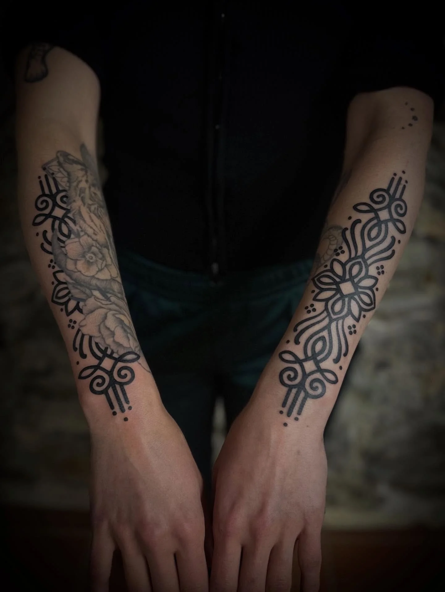 Ornamental for @laura.arndti 
Thank you 💛 
Done by @annicannellonie 

#ornamentaltattoo #ornaments #blackworkers #abstracttattoo #finelinetattoo #boldornamental #traditionaltattoo #blackworktattoo #ravensburgtattoo #bodenseetattoo #symmetricaltattoo