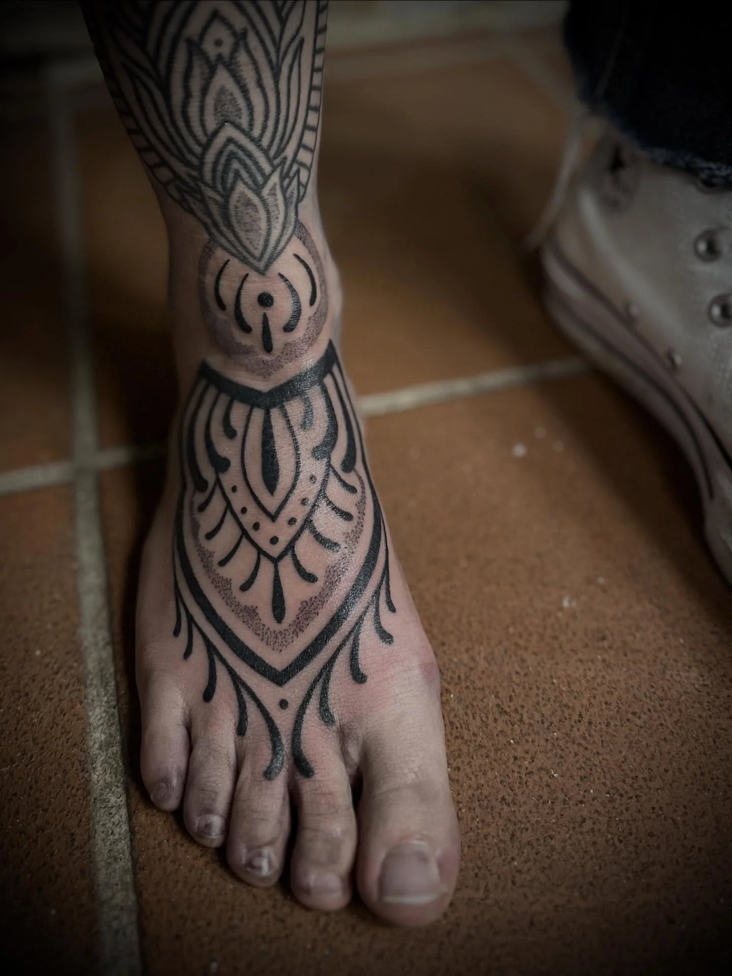 For Sophia, thank you 💛
Tattooed by @annicannellonie 

#ornamentaltattoo #finelinetattoo #goldenheartstattoo #ravensburgtattoo