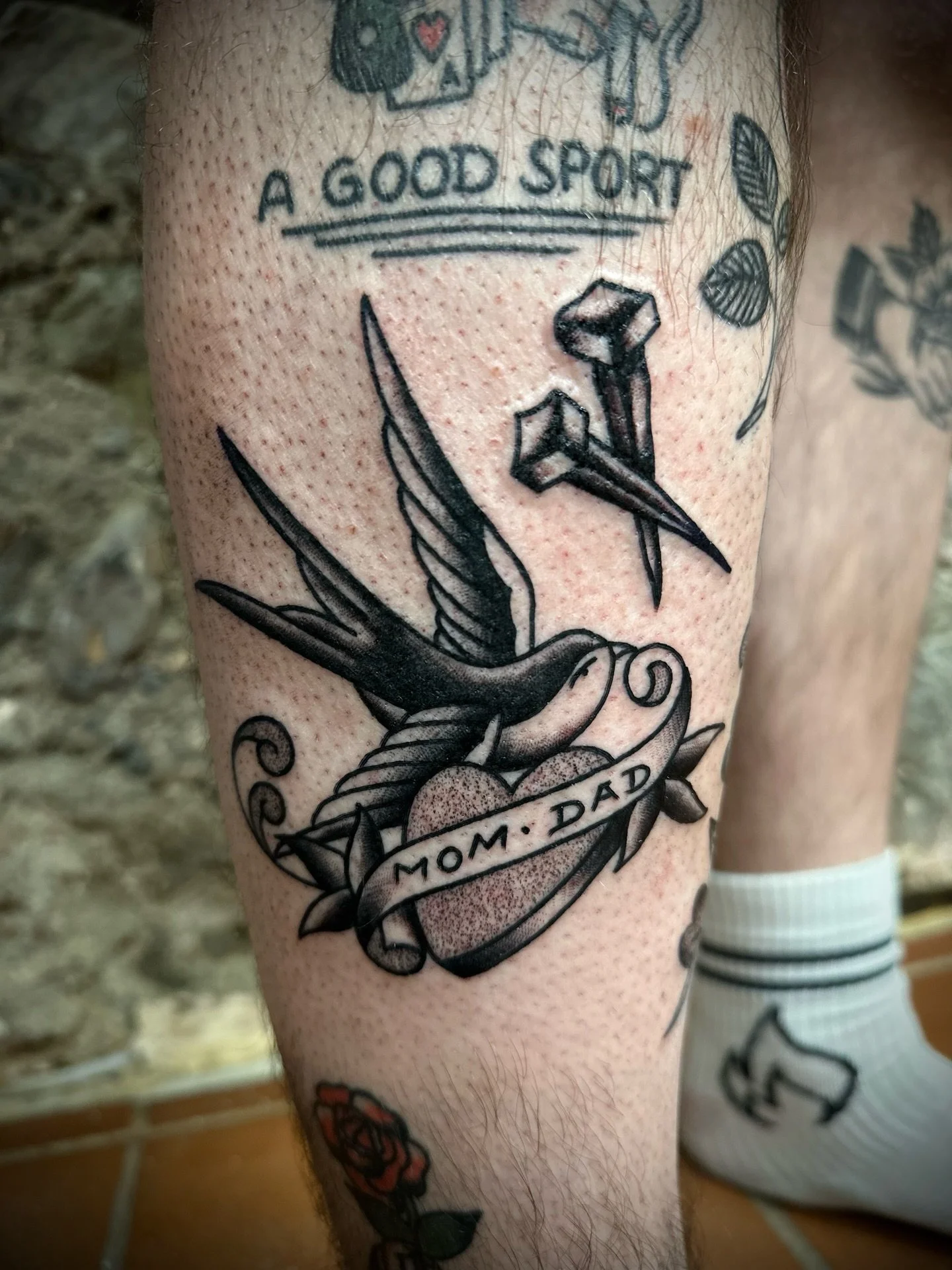 For the One and only @krausesteffen 💛
Done by @annicannellonie 

#traditionaltattoo #swallowtattoo #fillertattoo #finelinetattoo #goldenheartstattoo