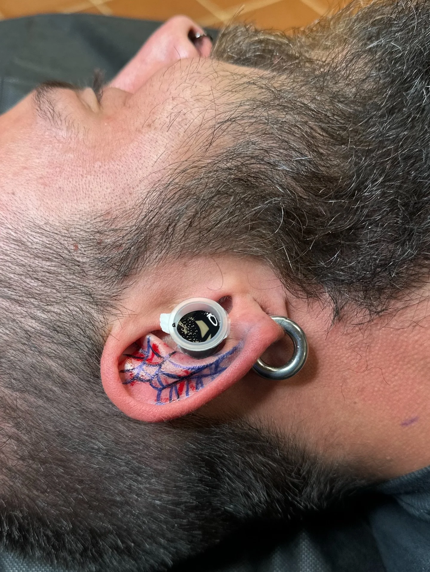 #eartattoos done by @annicannellonie 

💌 www.goldenhearts-tattoo.de

#tattooravensburg #goldenheartstattoo #bodenseetattoo