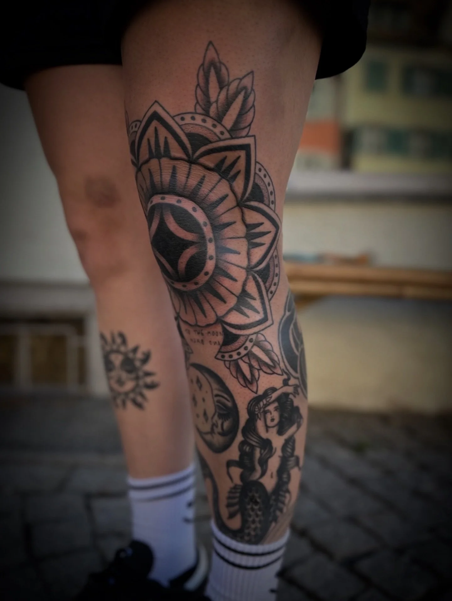 Kneefiller for @ckosima 
Mostly healed, some parts fresh
Thank you. Done by @annicannellonie 

#ravensburgtattoo #blackworktattoo #goldenheartstattoo #finelinetattoo #traditionaltattoo