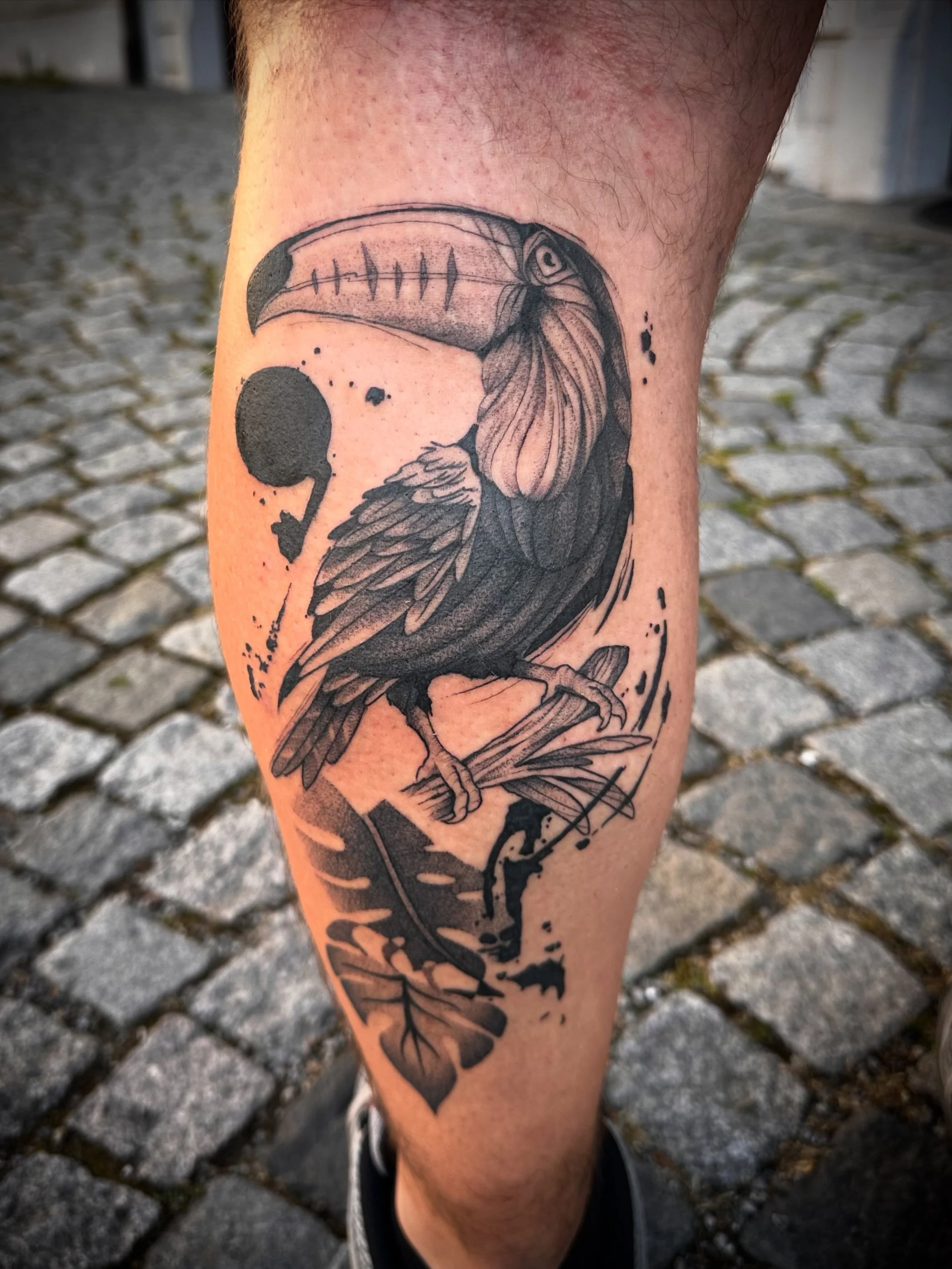 Tucan for @m0joooo 
Thank you for your Trust 💛
Done by @annicannellonie 

We have some Spots Left in August .. Hit us up

www.goldenhearts-tattoo.de

#tucantattoo #abstracttattoo #ravensburgtattoo #finelinetattoo #goldenheartstattoo