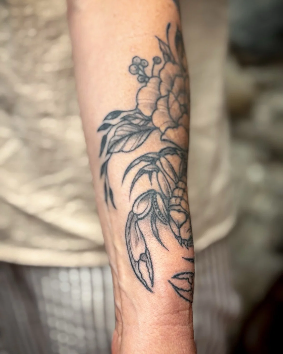 Healed scorpio zodiac sign &amp; flowers for Monika, thank you for your trust!

For information &amp; appointments visit
 
www.goldenhearts-tattoo.de

All styles, all sizes and everyone is welcome.

Tattoo by @elias.samuel.artist 
&mdash;&mdash;&mdas