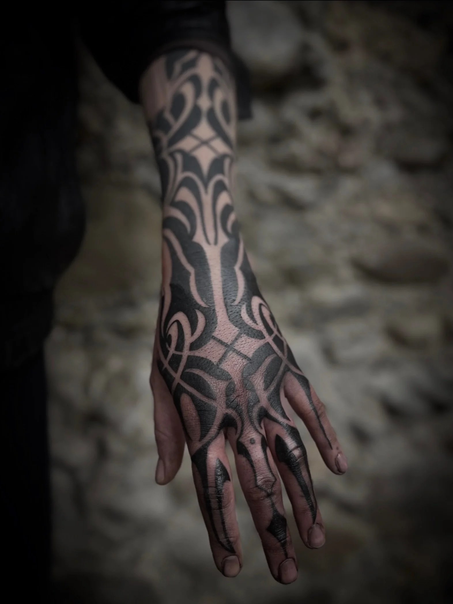 In Progress for Lea 💛
Lookin forward to go on with This sleeve.

Done by @annicannellonie 

For appointments Hit us up
💌 www.goldenhearts-tattoo.de

#ornamentaltattoo #blackworktattoo #abstracttattoo #calligraphie #ravensburgtattoo