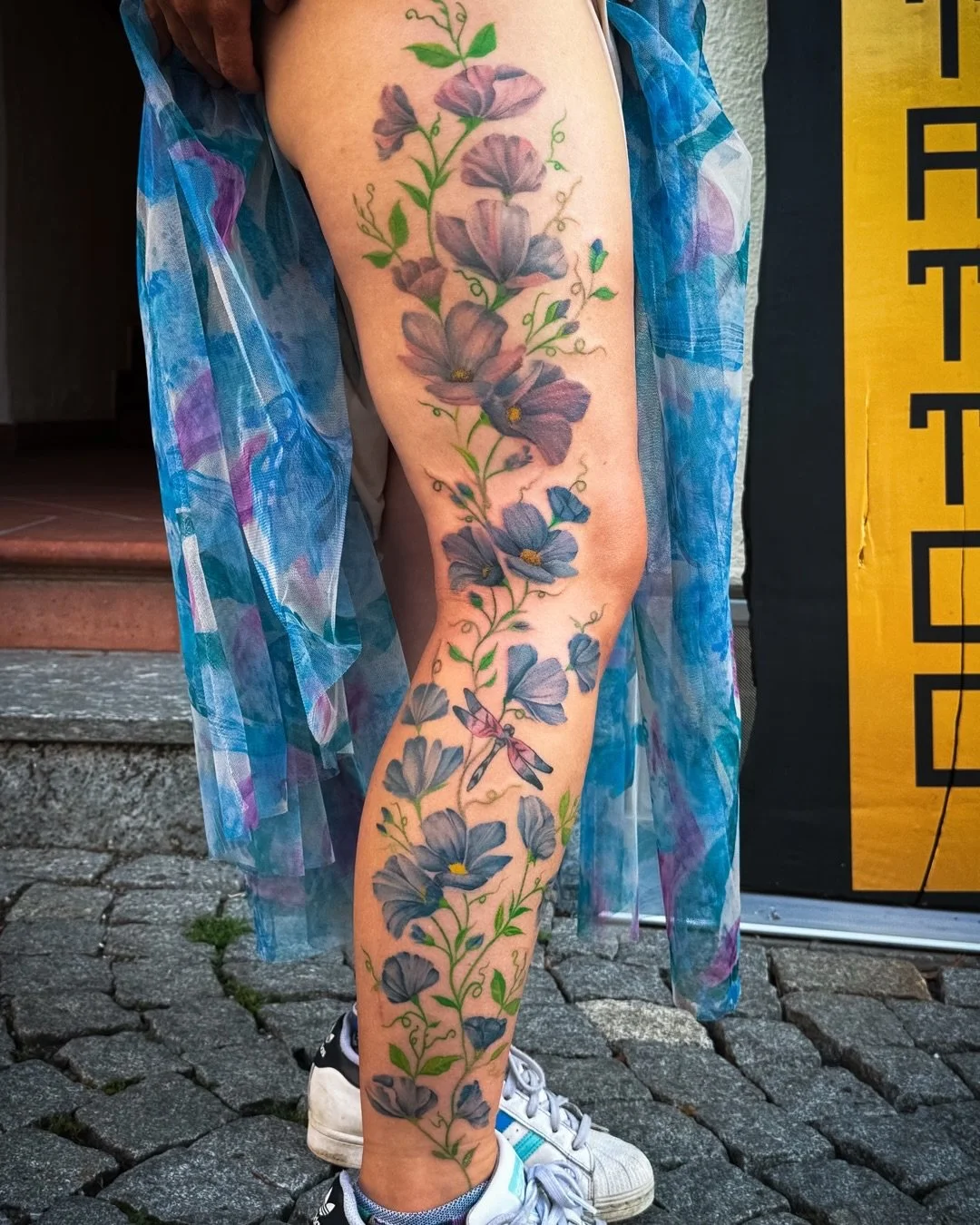 Sometimes we use color&hellip;
Flowers for Sabrina, thank you for your trust!

Tattoo by 
@elias.samuel.artist 

For appointments and information visit

www.goldenhearts-tattoo.de

All styles and everyone&rsquo;s welcome!
&mdash;&mdash;&mdash;&mdash;