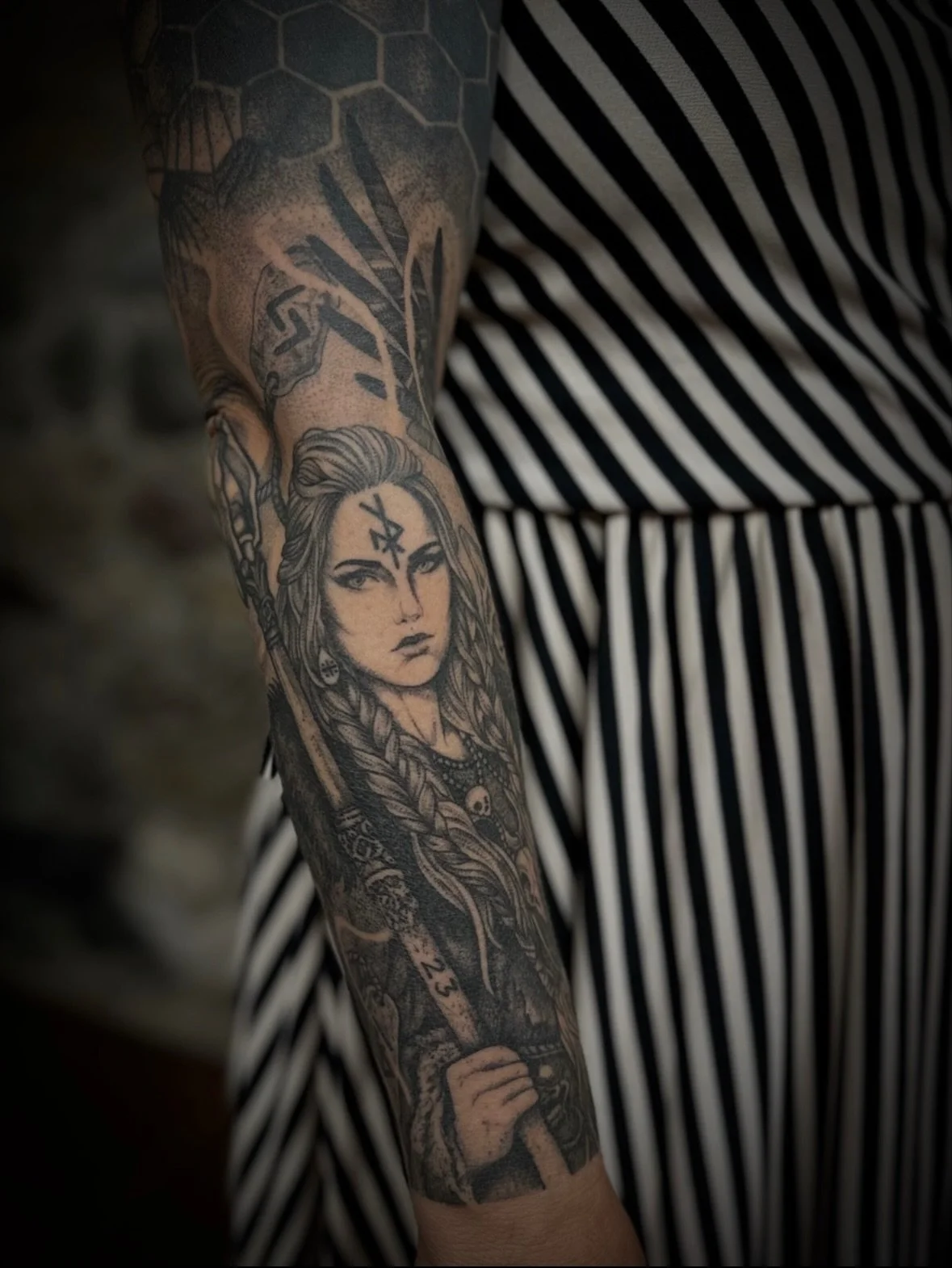 Half sleeve.. all healed on @warmth1409 
Thank you 💛
Done by @annicannellonie 
Other Tattoos Not Done by us

For appointments send us an love letter
💌 www.cheers@goldenhearts-tattoo.de

#ravensburgtattoo #finelinetattoo #abstracttattoo #blackworkta