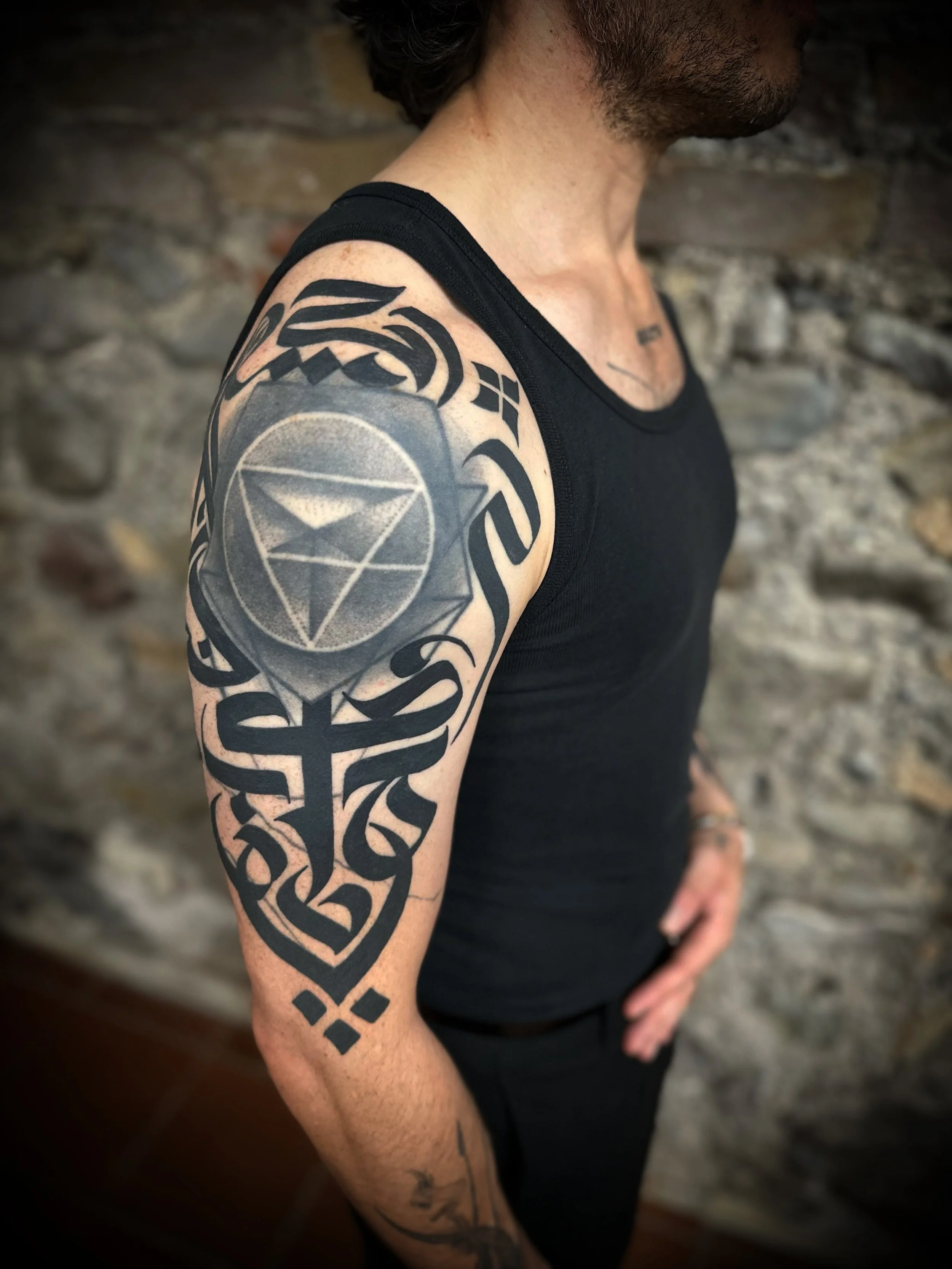 Healed calligraphy on the lovely @nitrsemt 
Thank you 💛

Done by @annicannellonie 

💌 cheers@goldenhearts-tattoo.de

#calligrafia #blackworktattoo #finelinetattoo #blastovertattoo #ravensburgtattoo