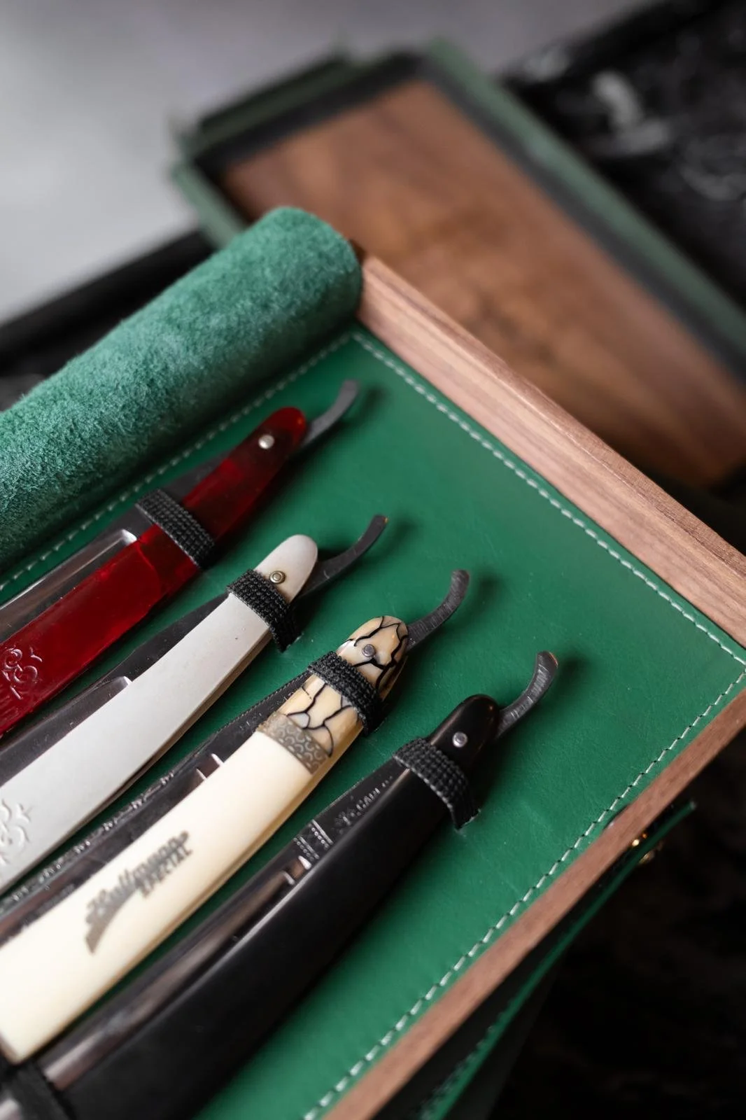 What is the difference between a shavette and a straight razor?