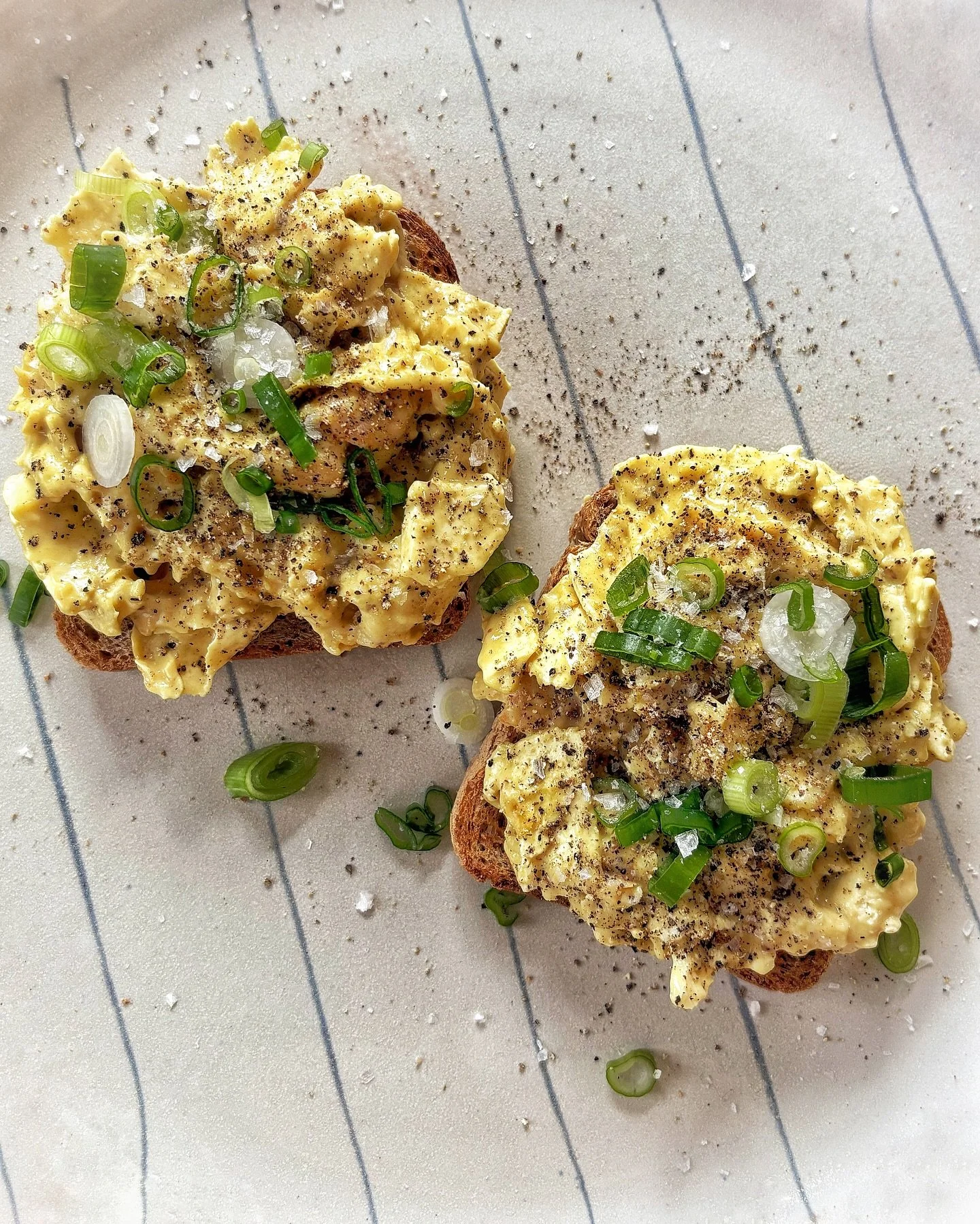Alle Farben vom Juni. Ich liebe Sommer, mein &Uuml;berlebenselexir. Die Hoffnung stirbt zuletzt, dass wir alle die Kurve noch bekommen. 🌎

1. Tofu Scramble - wer m&ouml;chte Rezept?
2. Hood 
3. S&uuml;sskartoffel mit Tomatensauce
4. Sp&uuml;lmaschin