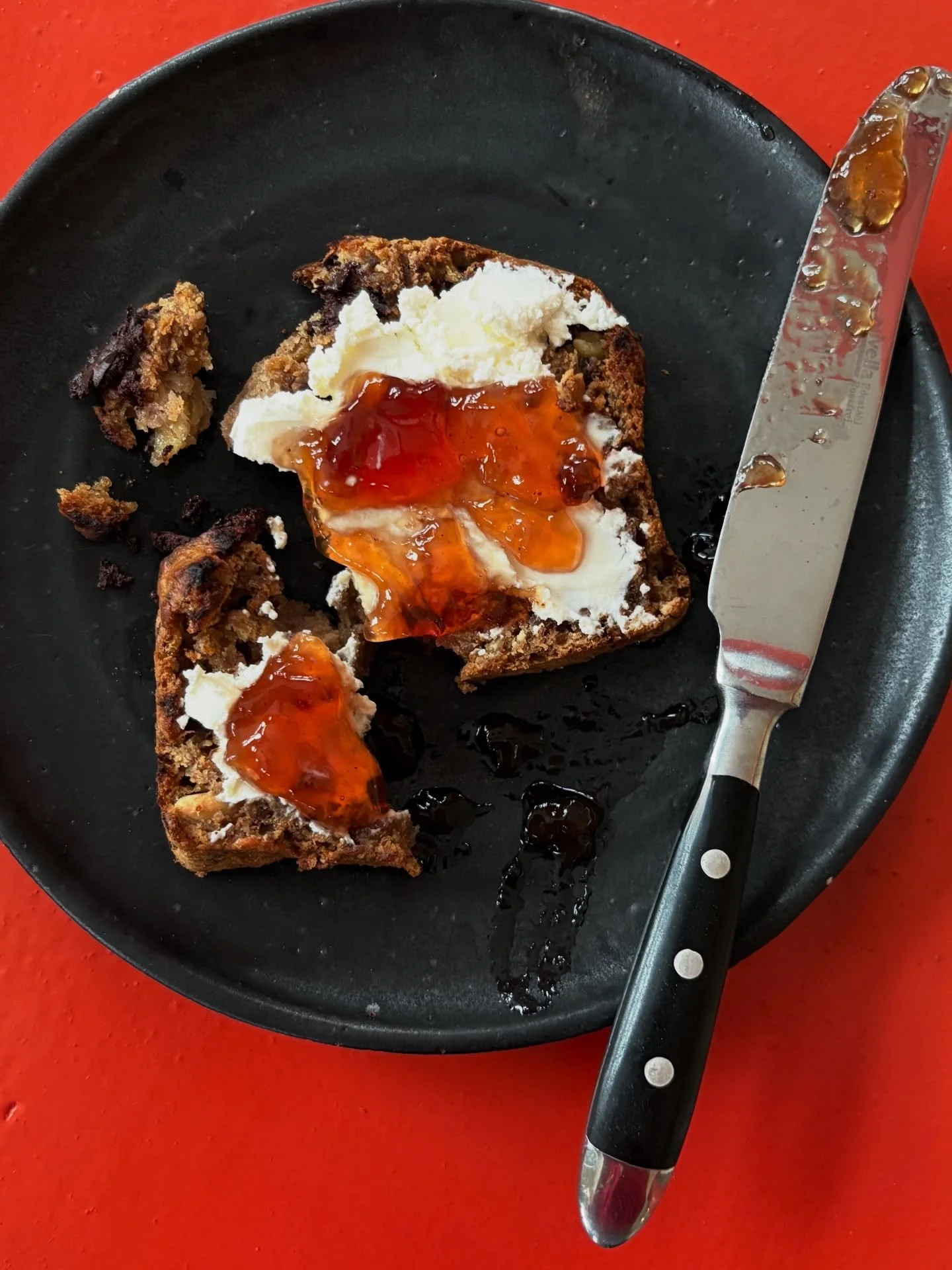 M&uuml;ttern wird gesagt, sie m&uuml;ssten nur lernen, um Hilfe zu bitten. Eine ausgeglichene Mutter sei eine gute Mutter. Sie d&uuml;rften, ja m&uuml;ssten, sich Unterst&uuml;tzung holen, m&uuml;ssten nicht alles alleine schaffen.
Und wieder landet 