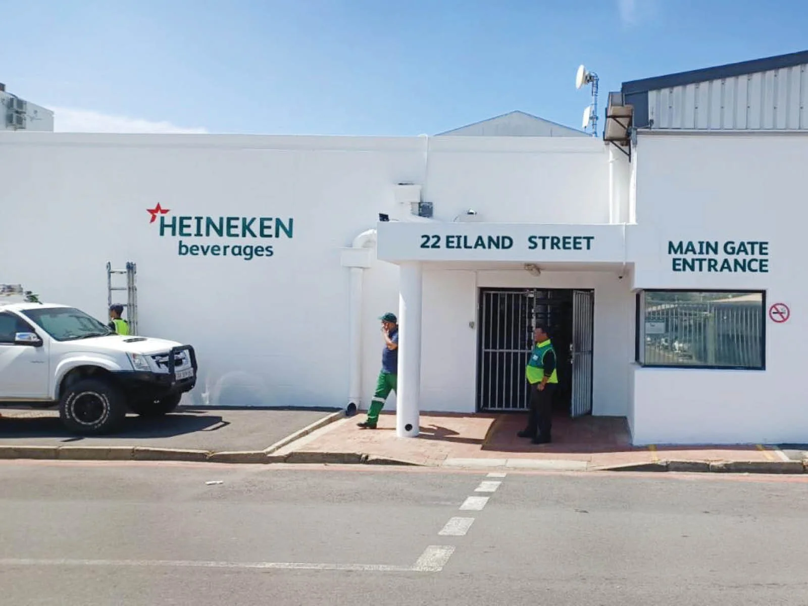 external-workplace-branding-signage-heineken-welcome-onsite.jpg
