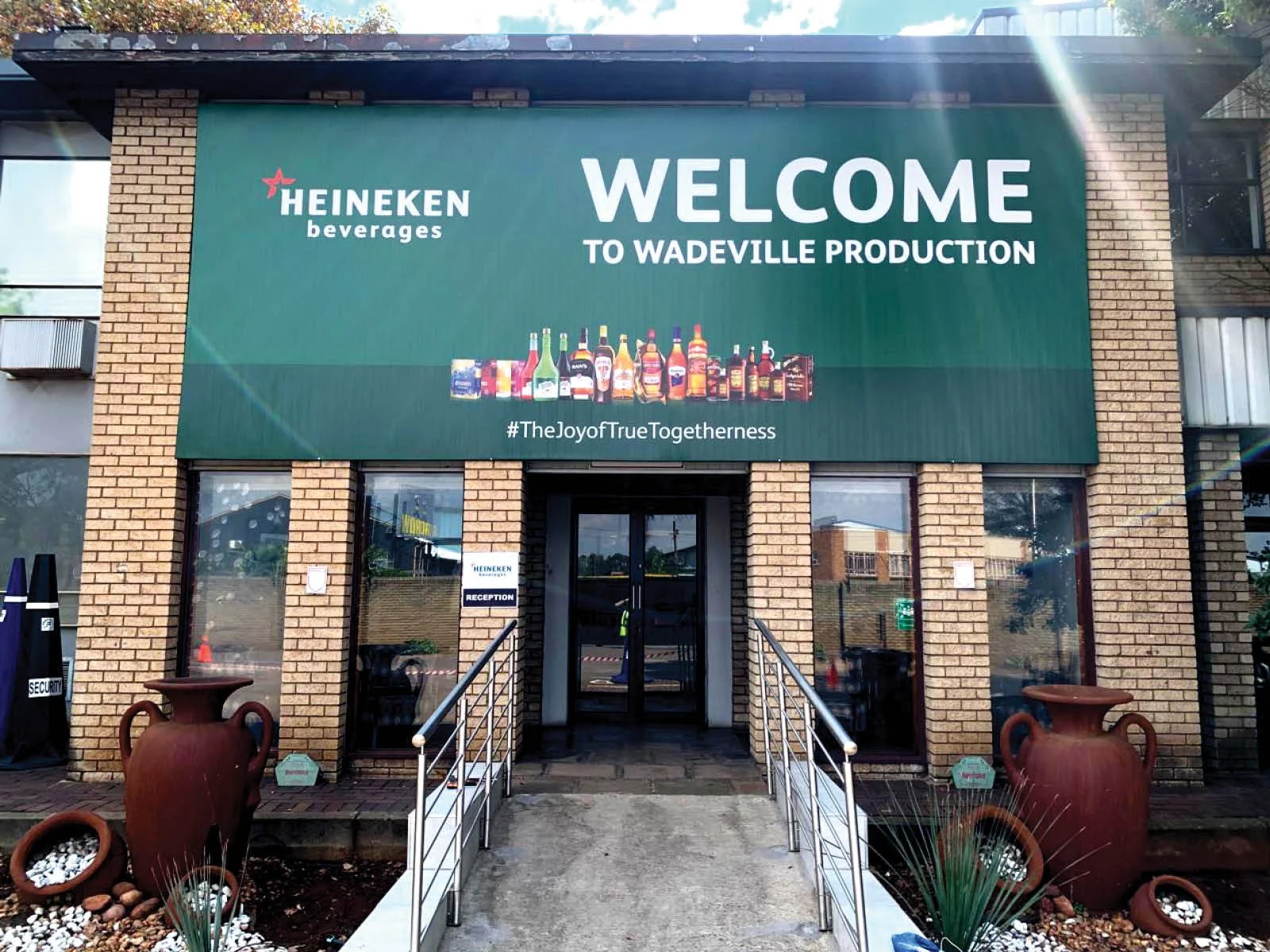 external-workplace-branding-signage-heineken-welcome-onsite2.jpg