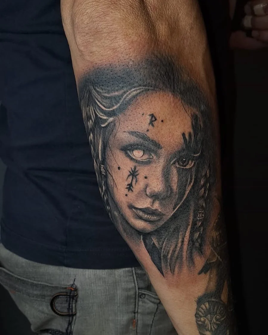 Valkyrie from the other day

#valkyrie #tattoo #portaittattoo #blackandgreytattoo