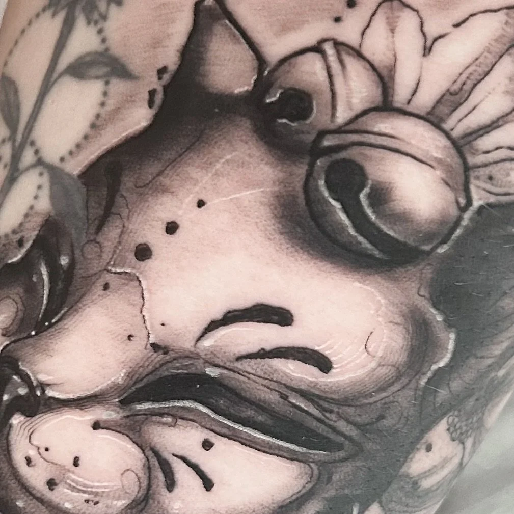 Kit-Sune

#kitsune #kitsunemask #kitsuneart #kitsunetattoo #cat #acts #catart #women #womenaet #floral #floraltattoo #floralart #armart #dainty #beauty #insta #love #beautiful #gorgeous #lady