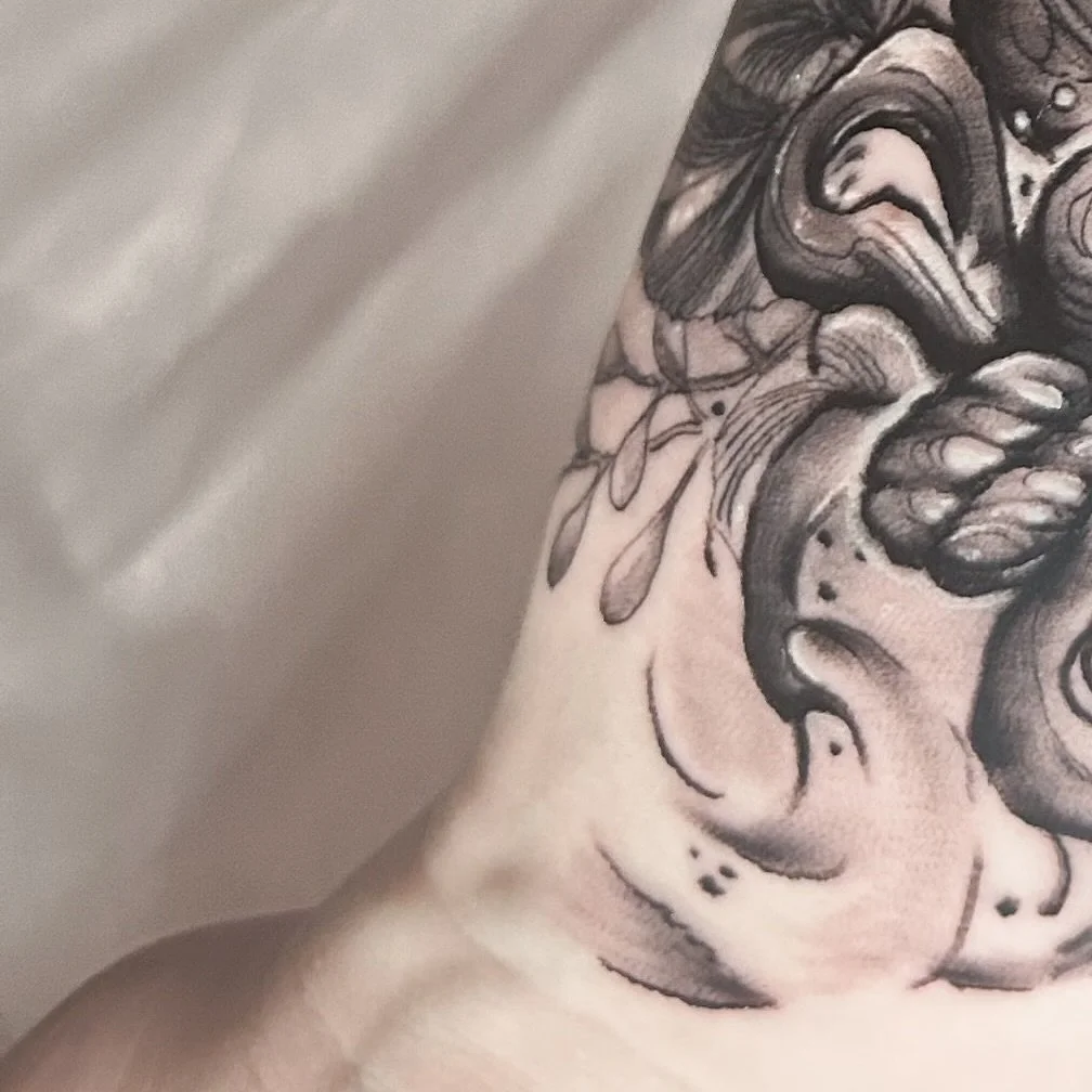 Kit-Sune

#kitsune #kitsunemask #kitsuneart #kitsunetattoo #cat #acts #catart #women #womenaet #floral #floraltattoo #floralart #armart #dainty #beauty #insta #love #beautiful #gorgeous #lady