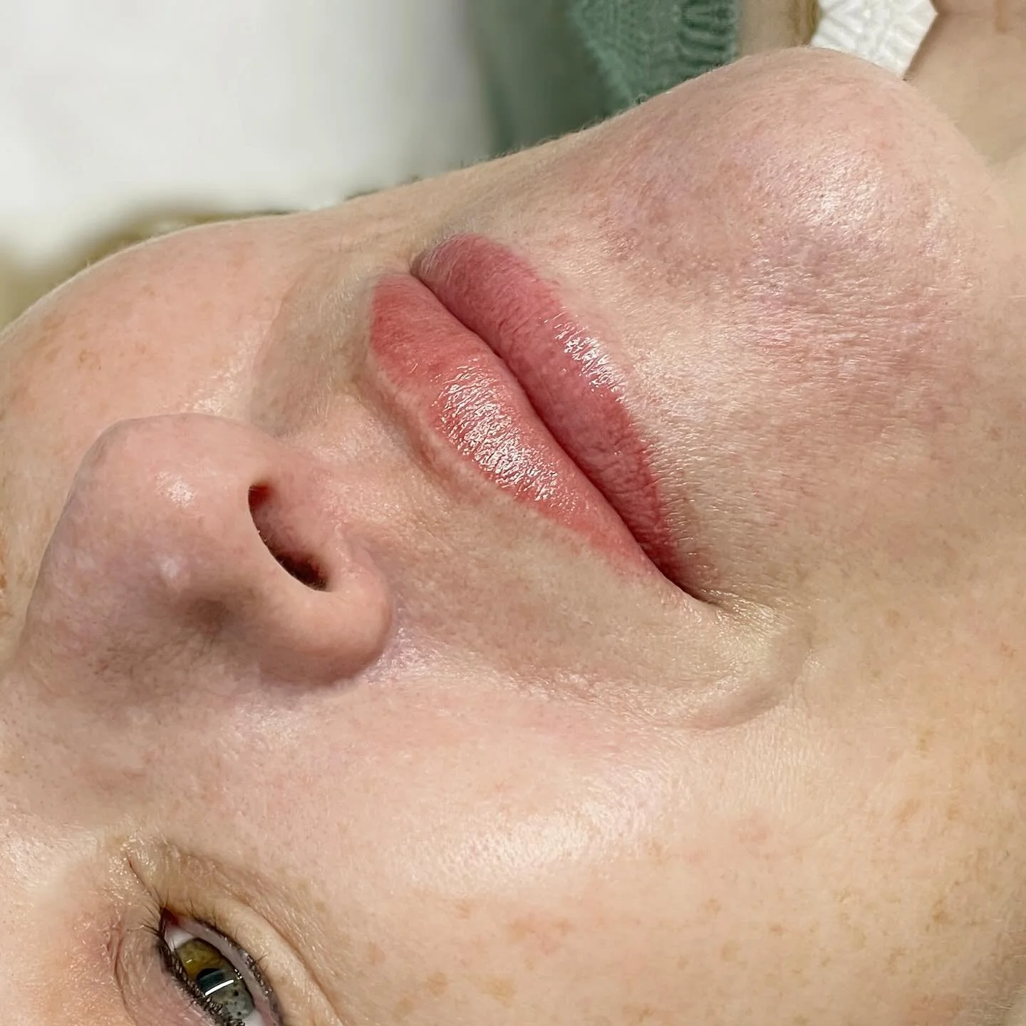 ✨Fresh pigment, fresh confidence for this beautiful woman ❤️

The first photo shows a beautiful lip refresh, the second is proof of artistry that lasts. Four years ago these lips were tattooed by me. Today, we simply implanted fresh pigment to revive