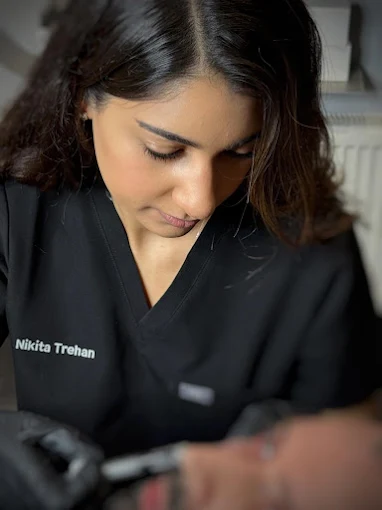 Nikita Trehan carrying out an aesthetic treatment at AesthetiSKN