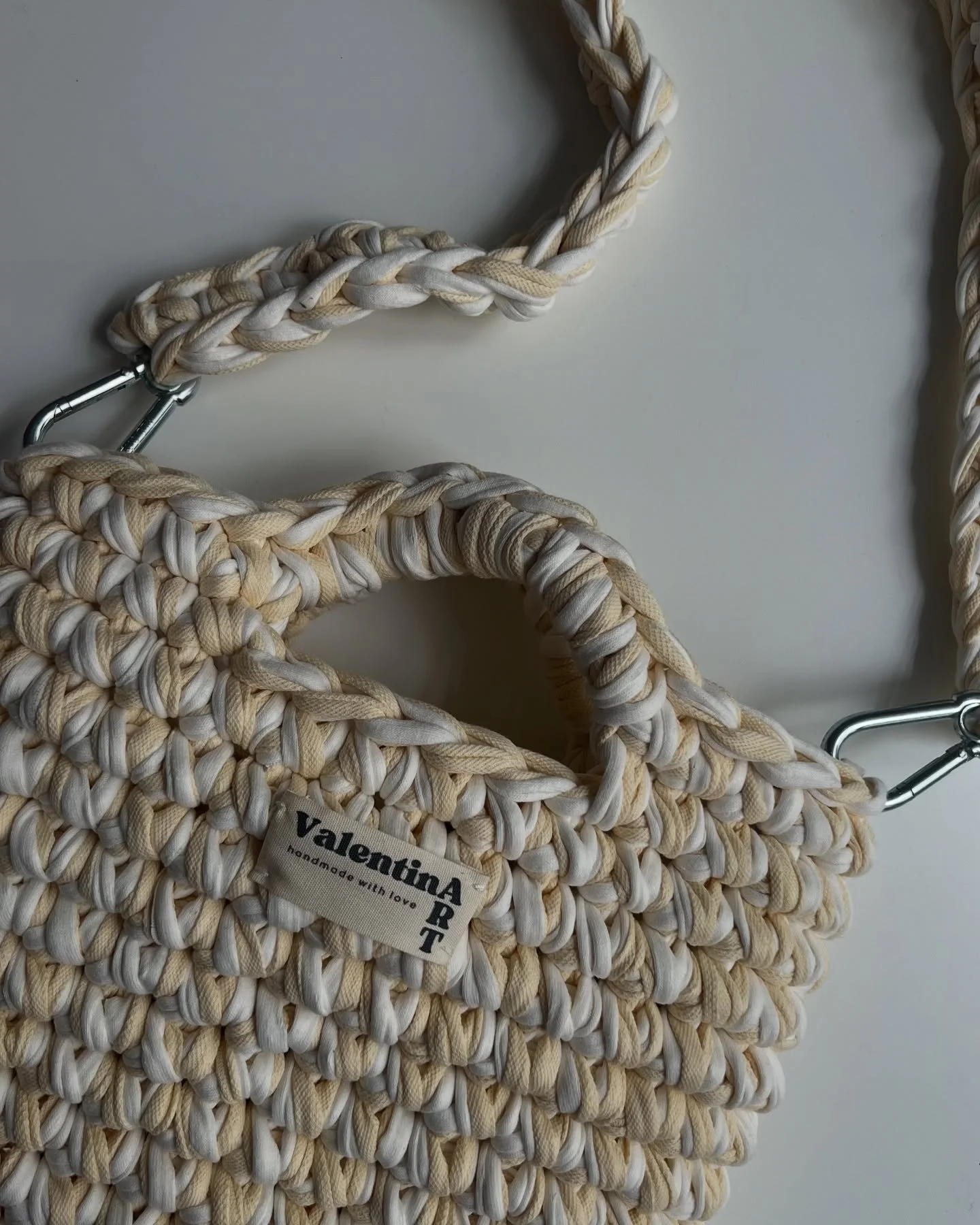 made another custom order: the twinny midi with removable straps and I love it so much 🫶🏽 
#crochet #crochetbag #customorder #bag #fashion #handmade #diy #h&auml;keln #h&auml;keltasche #giftidea #crochetinspo #crochetfashion #twinnybag #valentinart