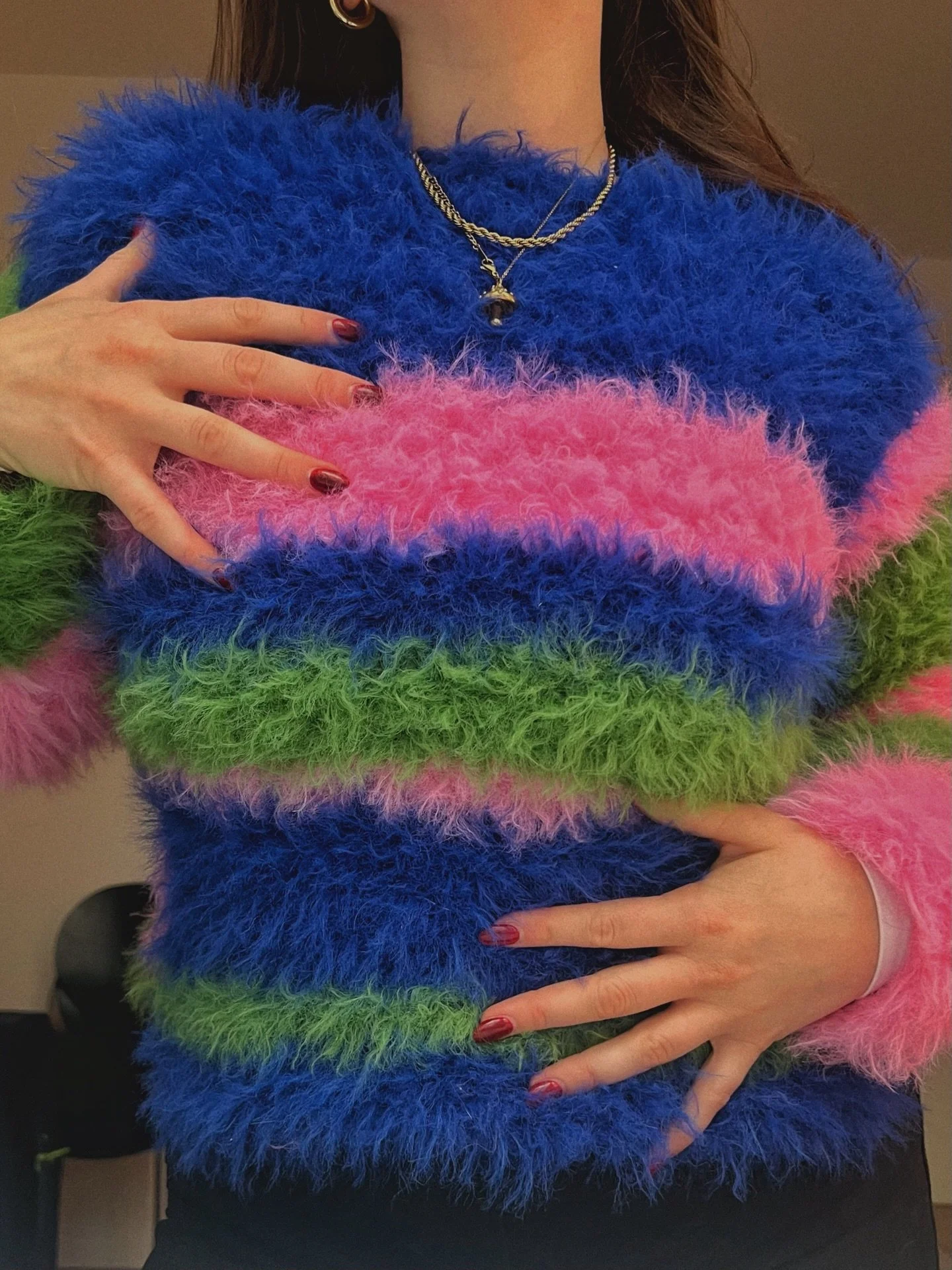 I guess you could say that I love fluffy yarn 🍬

freehand longsleeve with soft lash @hobbii_yarn (self bought) 
#knit #crochet #fluffyyarn #softlash #hobbiiyarn