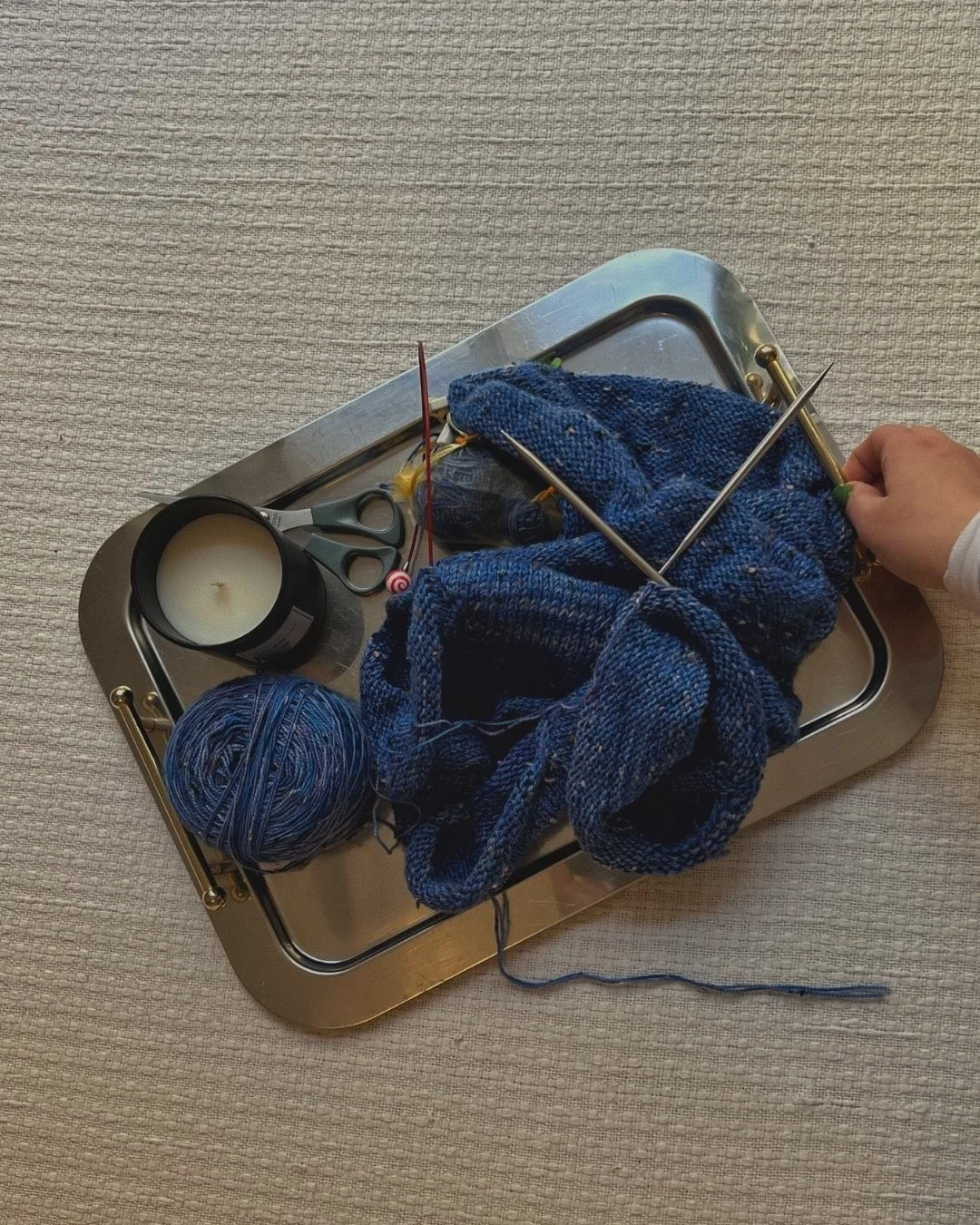 KW 11 recap 🌷 

1. working on my #hobbiisummerlotus 🫐
2. new yarn colors available 🎨 
3. komme wer wolle 🐑 
4. me keeping track of the inventory 👀 
5. nails in the colors of my rebranding (stay tuned next week is reveal time) 💅 
6. crochet your