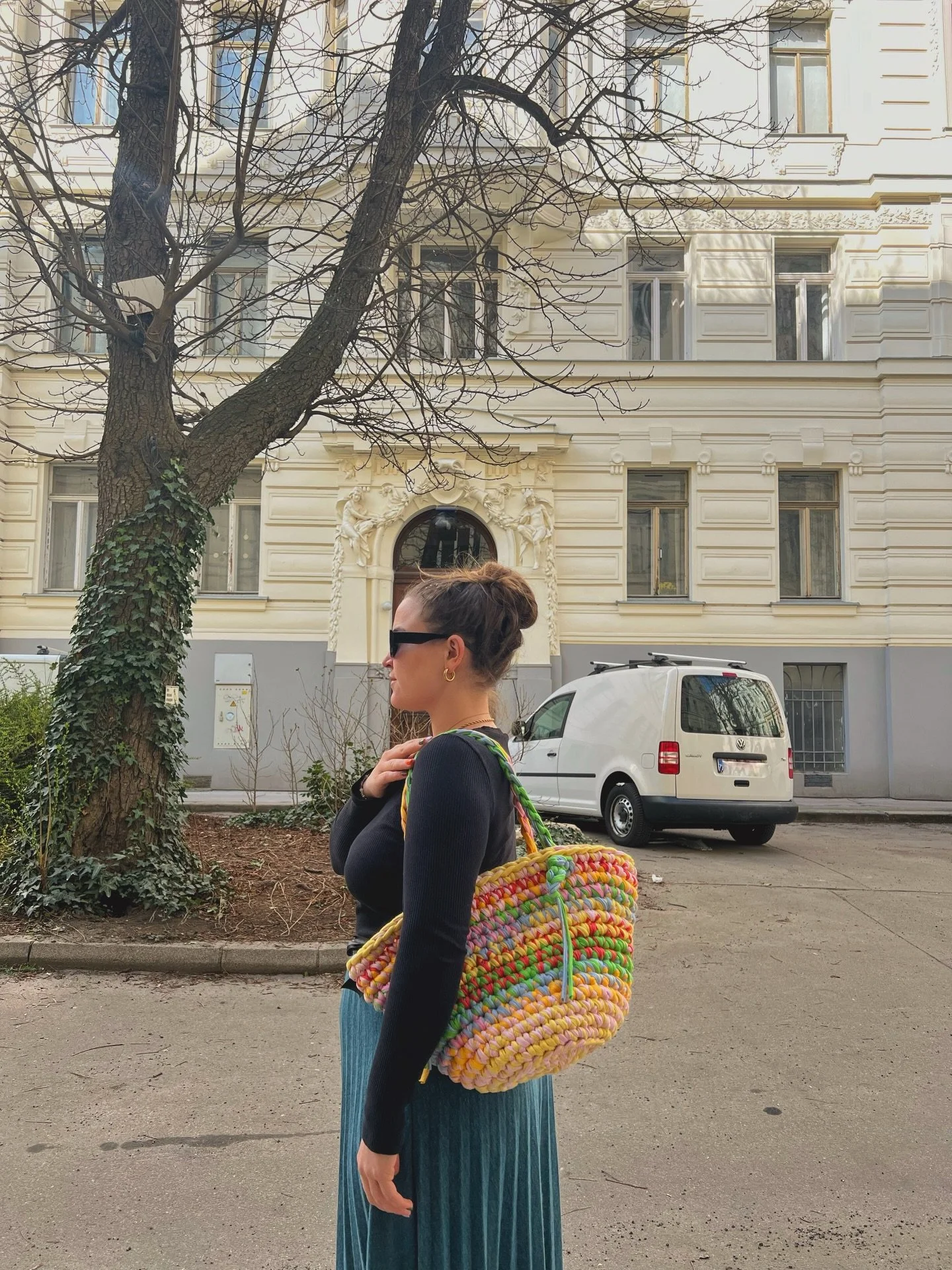 the #flowerbasket pattern is coming on monday (6th april) 💐 

the pattern comes with written isntructions, illustrations and a full vide tutorial

with all my lovely testers we finally perfected this bag, thanks to all of you and I can&rsquo;t wait 