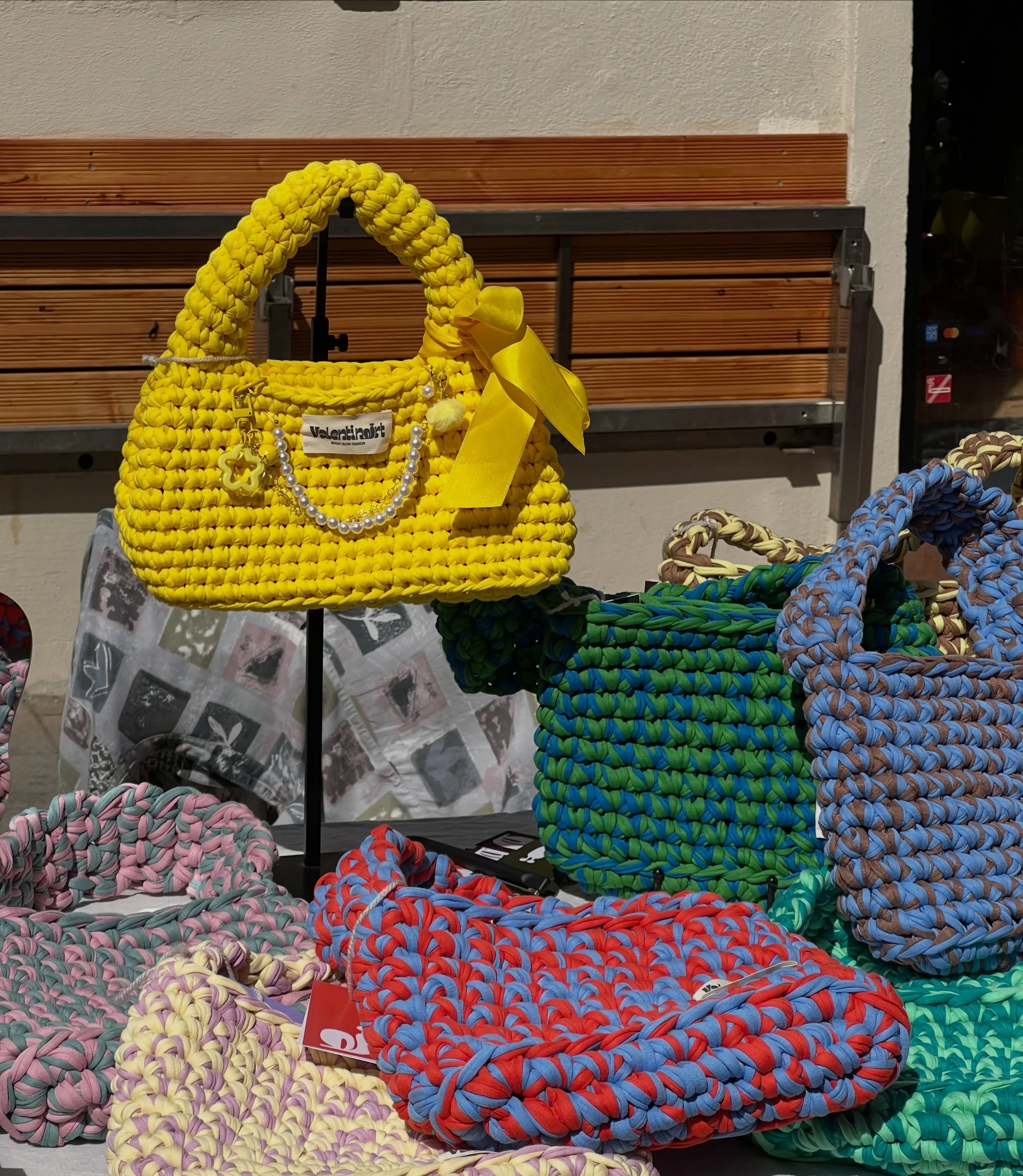 had to make some #loafbag &lsquo;s and added the cutest bag charms 🥹💫 

available online 🔗 in bio

pattern by @bygalk 
#crochetbag #crochet #crochetpattern #smallbusiness