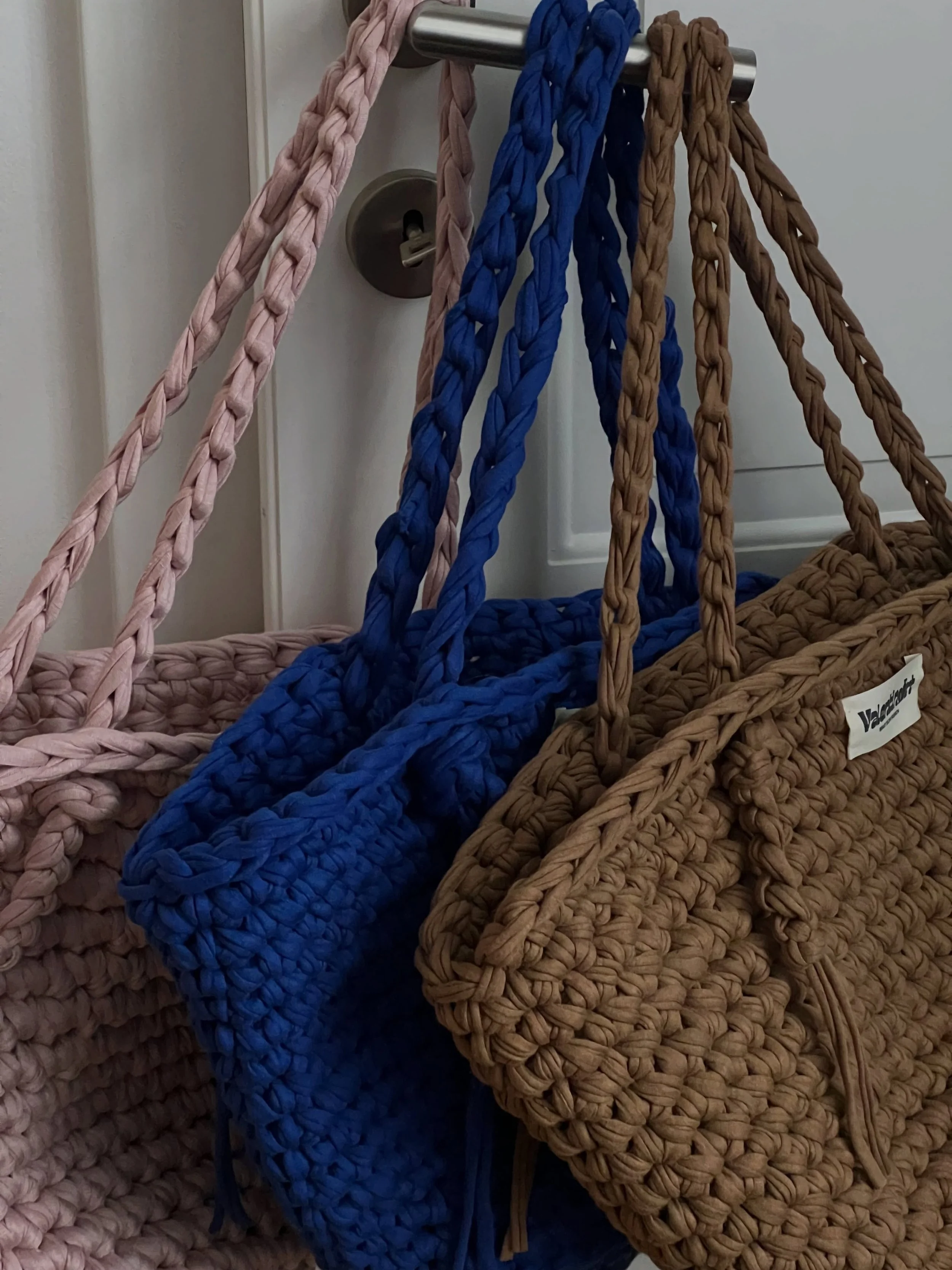 quiet insta means a lot is happening irl 

between hosting workshops and events I am currently producing a lot of bags as some pop ups are happening soon!! 

especially exited for the summer pop up @supportyourlocalgirlgangvienna starting tomorrow ❤️