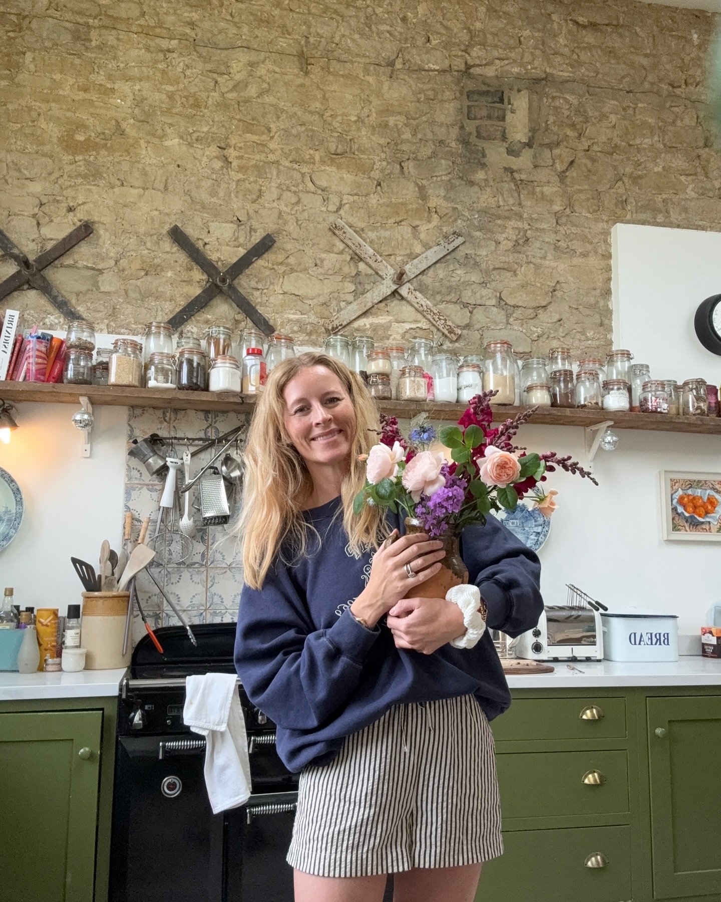 Kitchen&rsquo;s a mess (half term) but garden flowers are bringing it 🙌🏼🙌🏼 #flowersforflorists #hotchocolaterose #davidaustinroses