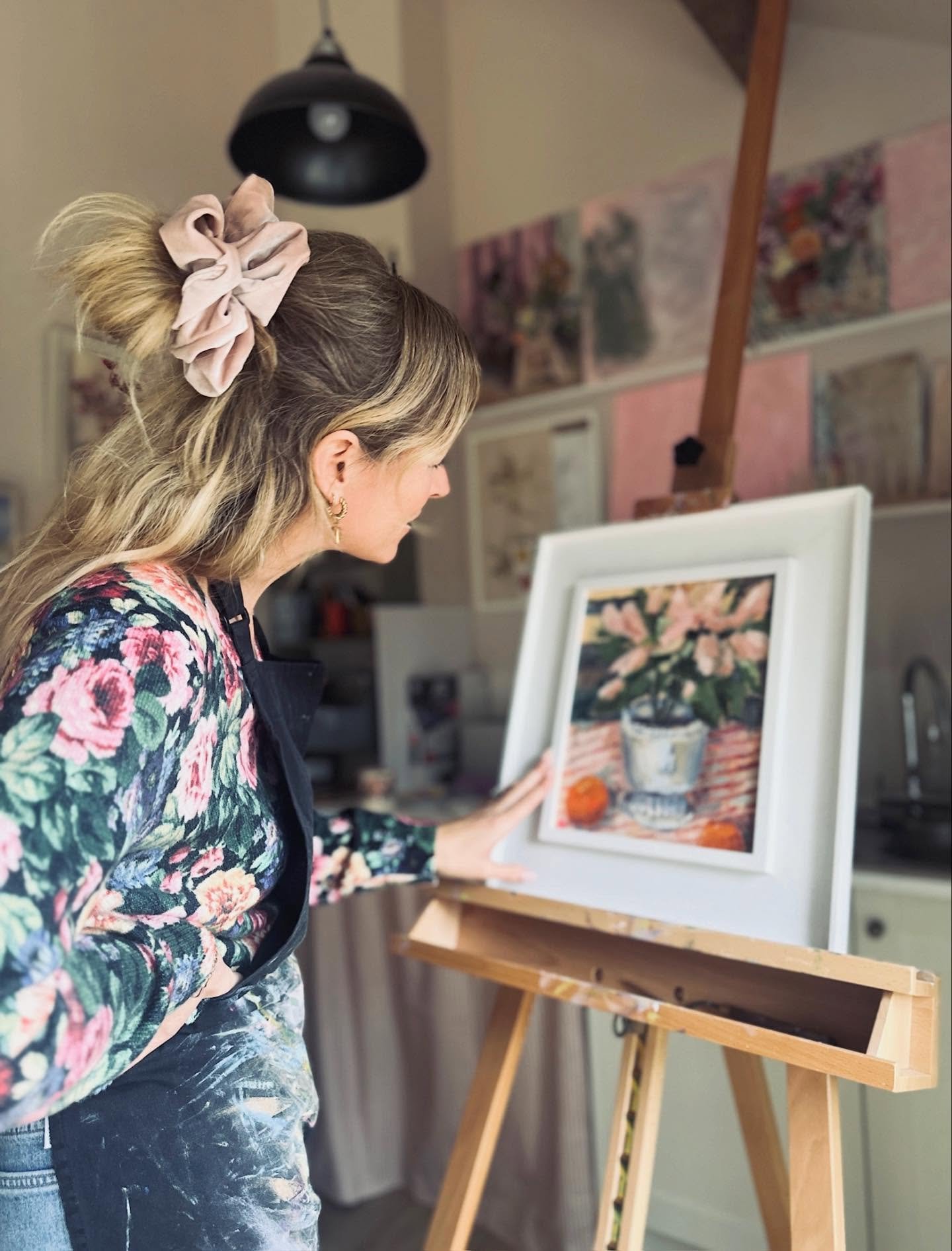 Pink Poinsettia and Satsumas 🍊🍊🍊 (available now to buy on my website, link in bio 🩷) #affordableart #oilpainting #satsumas #pinkpoinsettia #christmaspainting