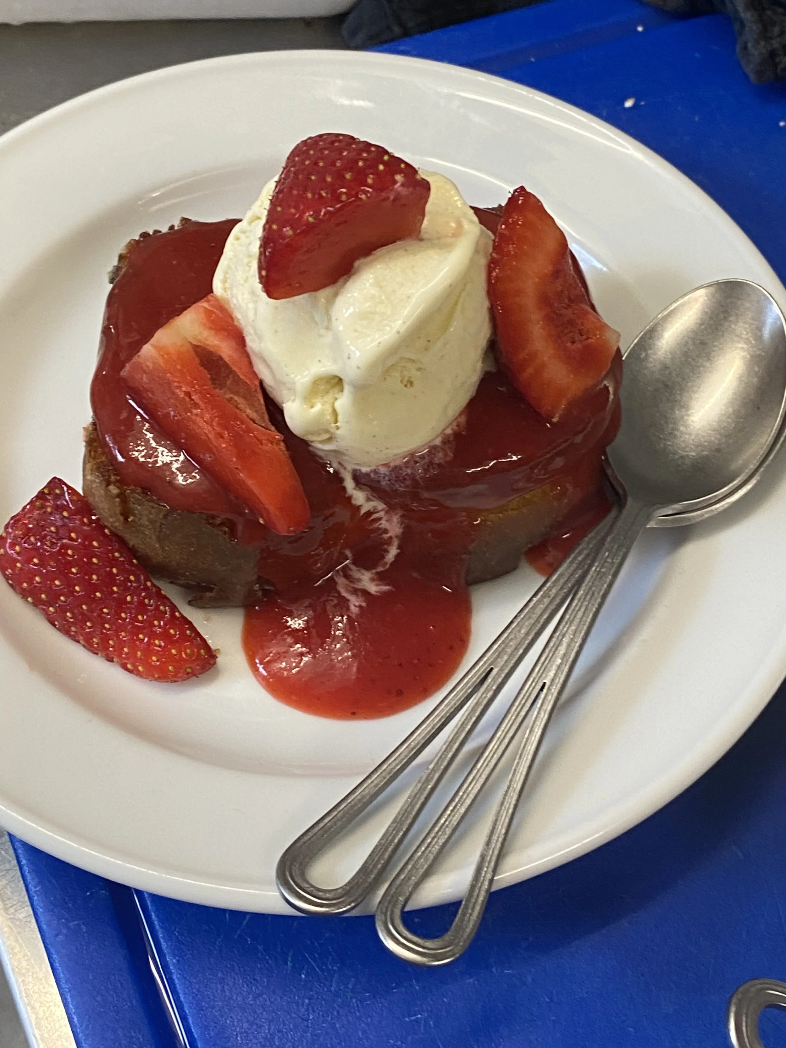 Pain perdu, strawberries and vanilla ice cream