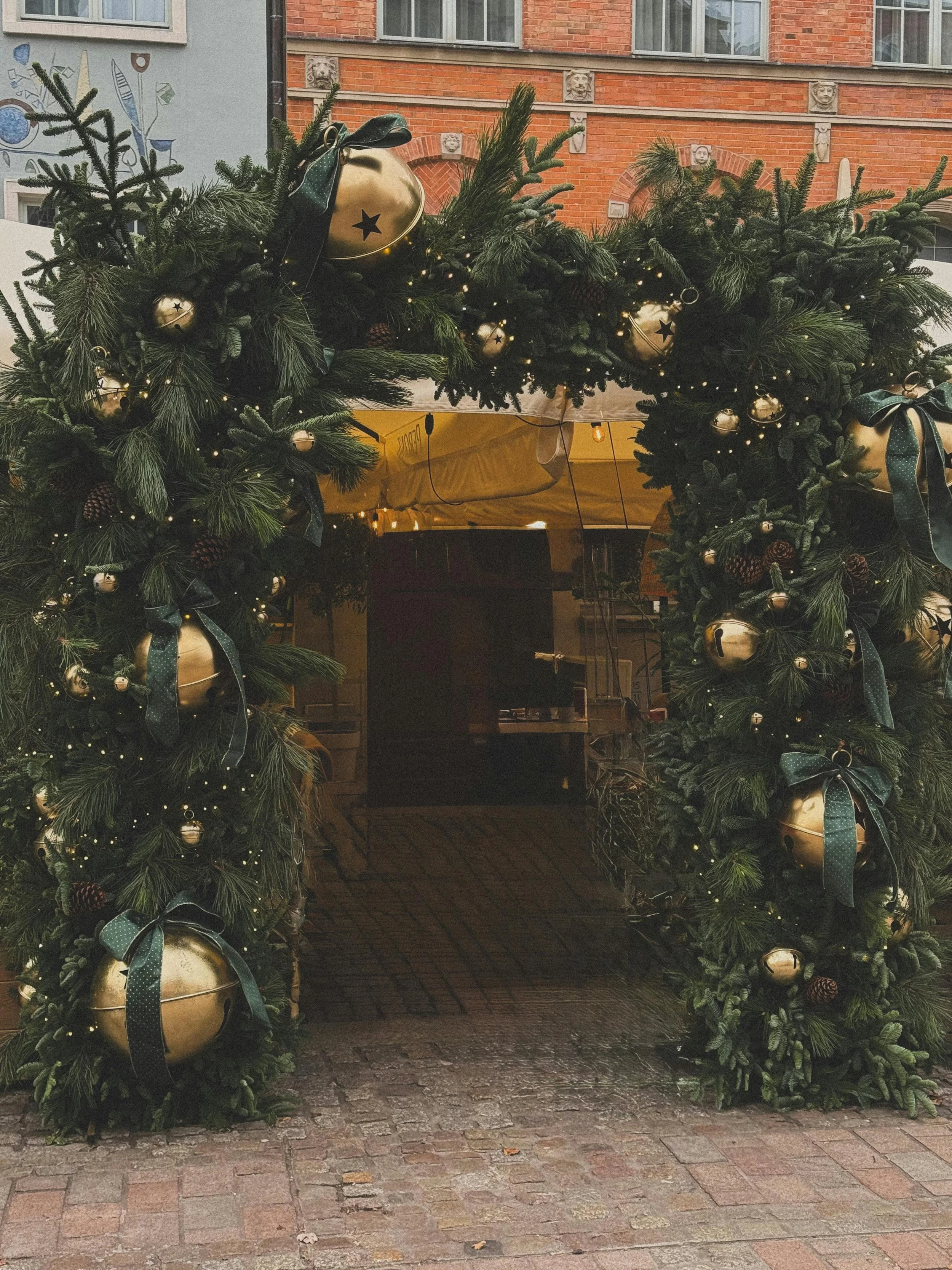 Décor de Noël façade Restaurant Hôtel (2).jpg