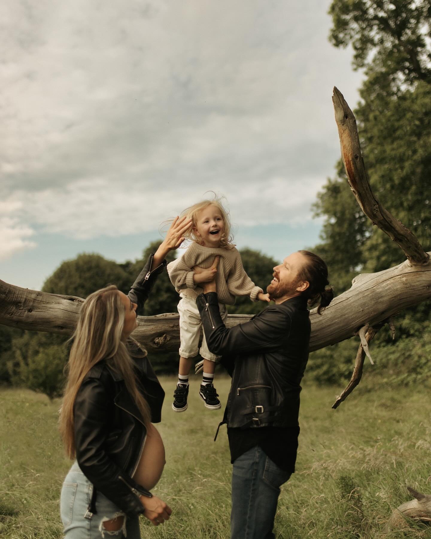 Hi everyone! Just popping up from a crazy few months! Instagram probably isn't thrilled with my long silence.

Finally settling back home and I'm eager to start working with all the beautiful families and mommies! Can't wait to meet you all and captu