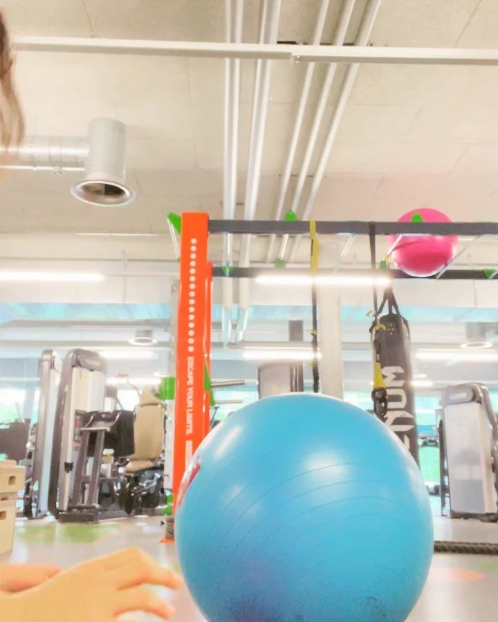 등이 너무 시원해요! (마약스트레칭)
답답한 가슴도 쫘~펴주기! 
초간단 짐볼 전신 스트레칭! 
엉덩이 힘 꽉주고 만세 열번! 
#personaltrainer 
#스위스🇨🇭