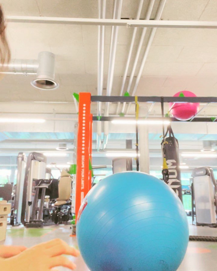 등이 너무 시원해요! (마약스트레칭)
답답한 가슴도 쫘~펴주기! 
초간단 짐볼 전신 스트레칭! 
엉덩이 힘 꽉주고 만세 열번! 
#personaltrainer 
#스위스🇨🇭