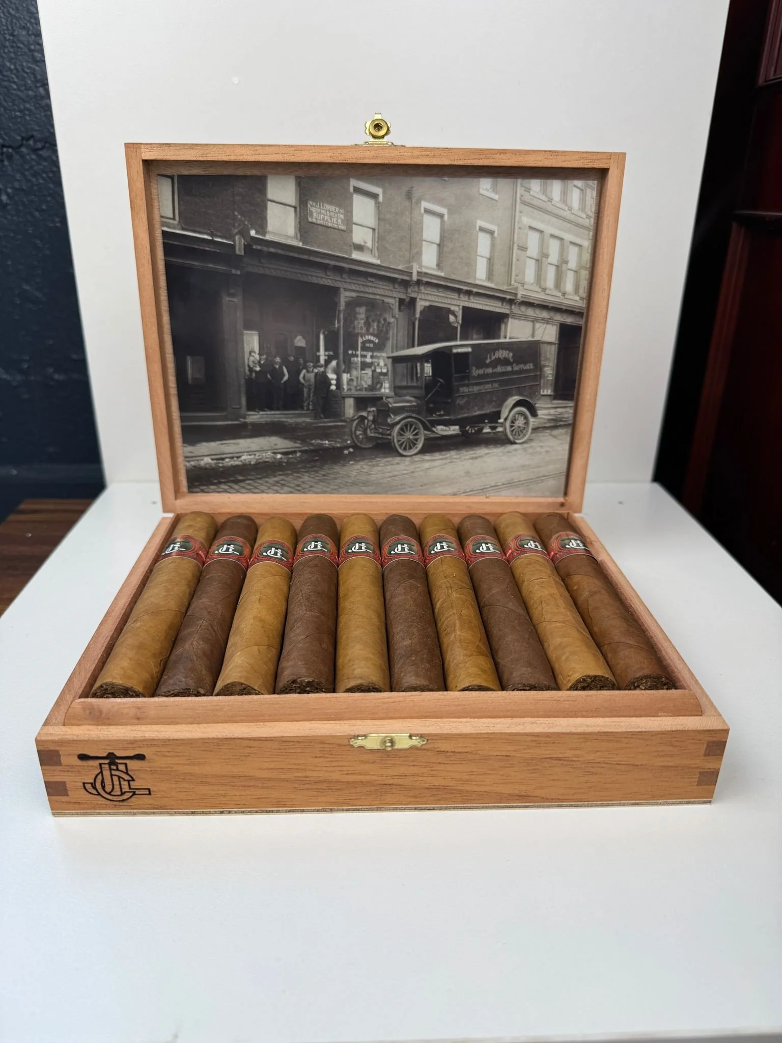 Custom Cigar Boxes | Personalization and Craftsmanship