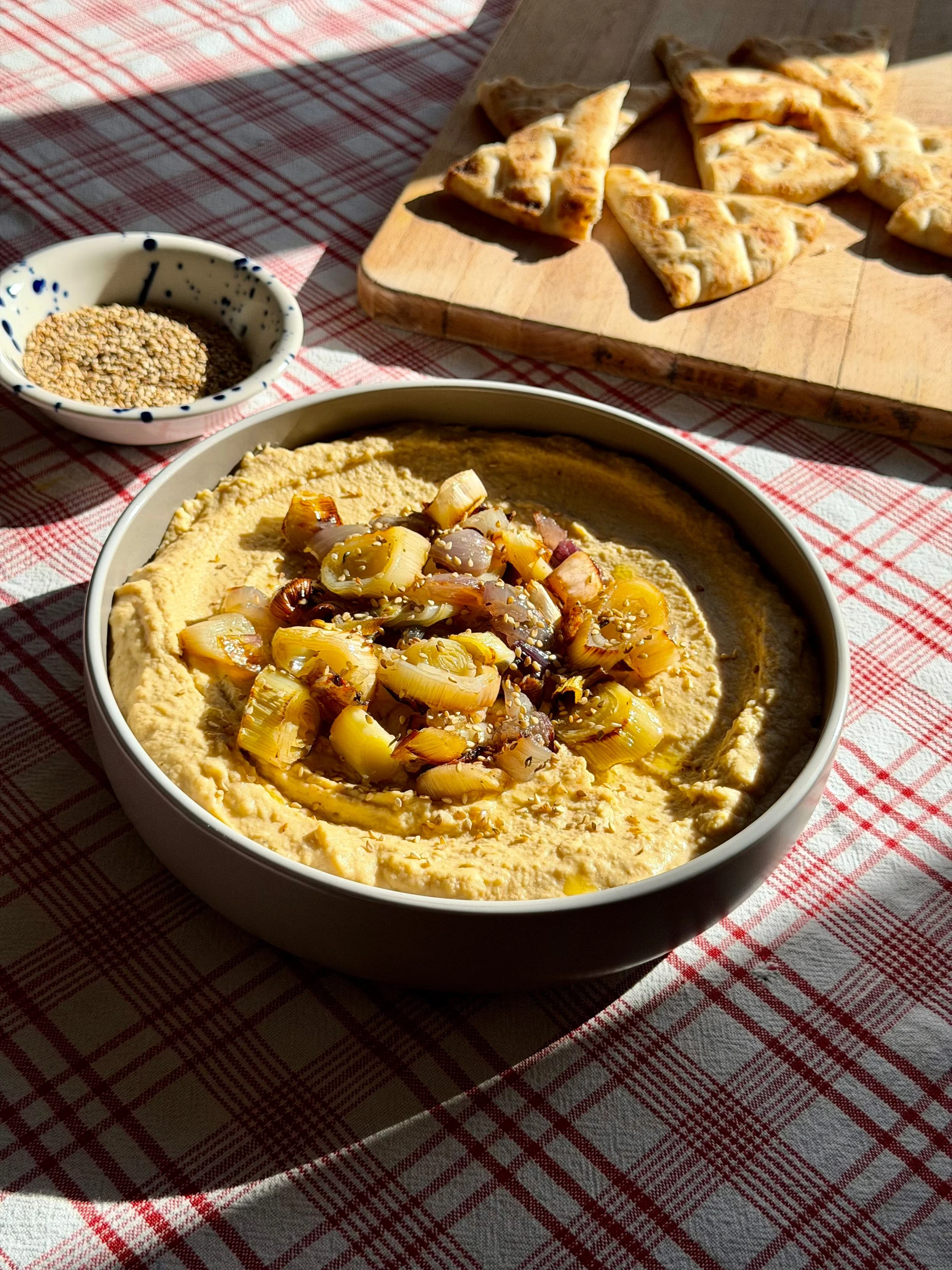 Χούμους με ψητό κρεμμύδι και πράσο 