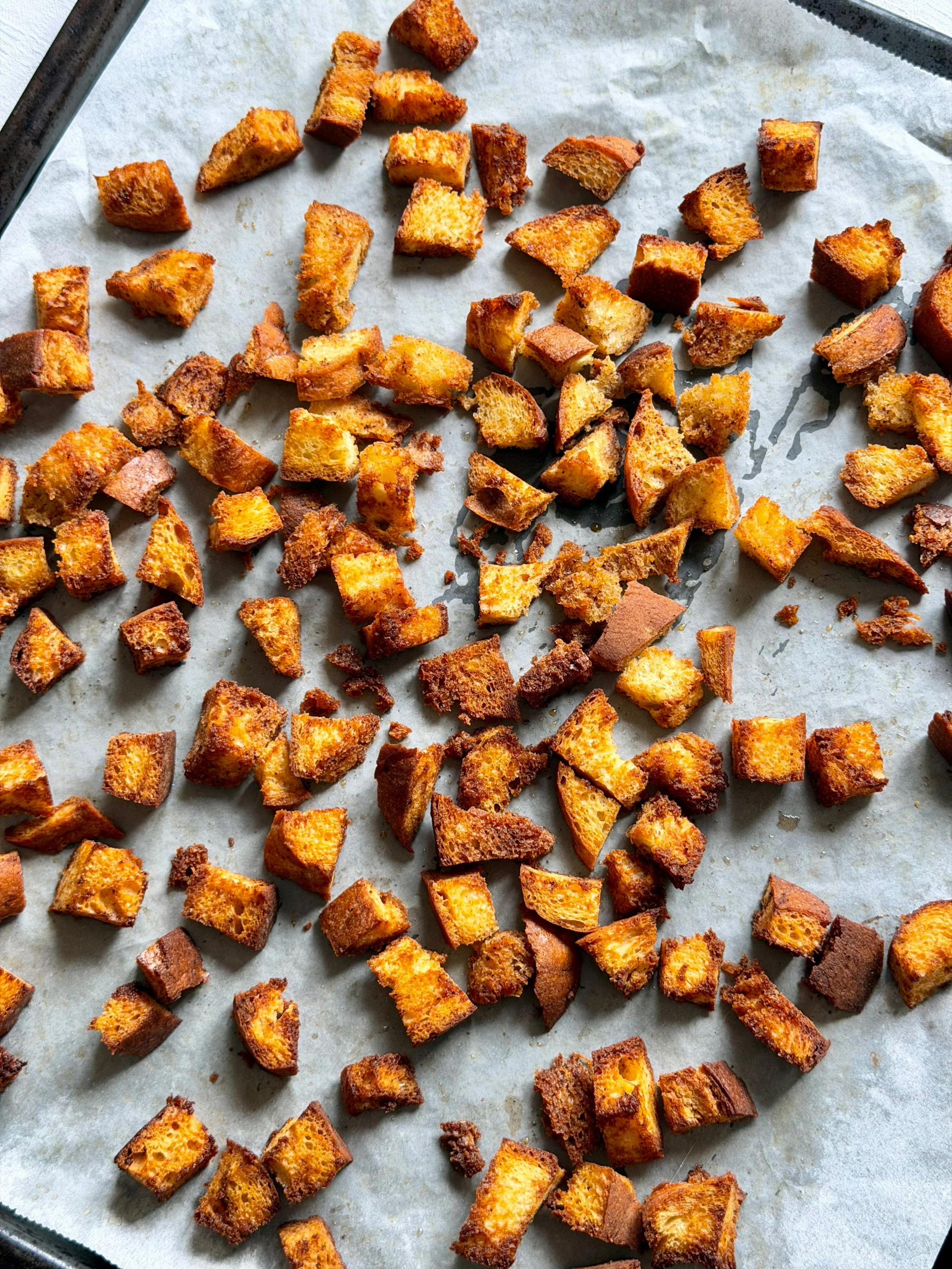 Γλυκά κρουτόν κανέλας, από μπαγιάτικο ψωμί