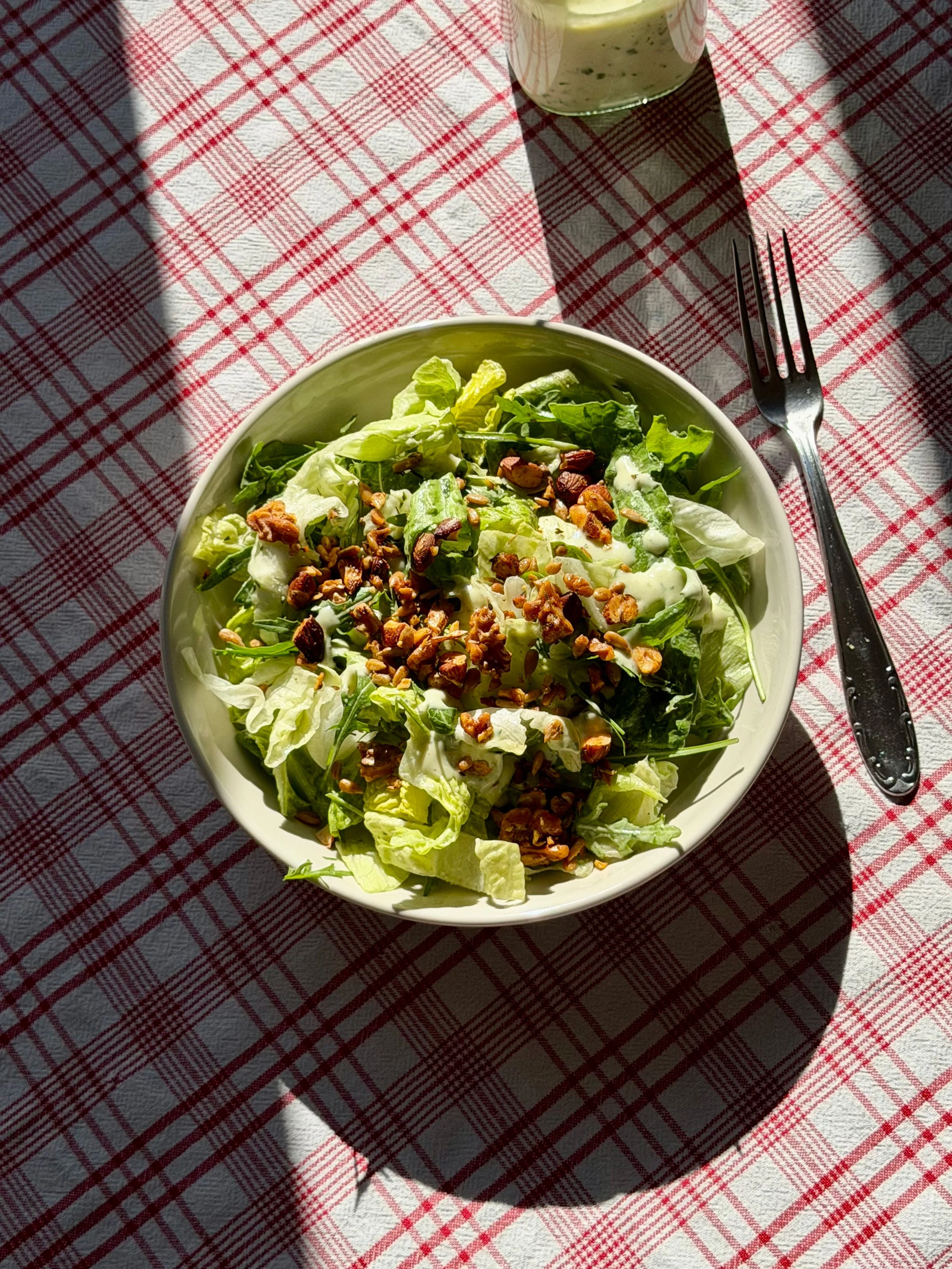 Σαλάτα με dressing γιαουρτιού και ψητούς ξηρούς καρπούς