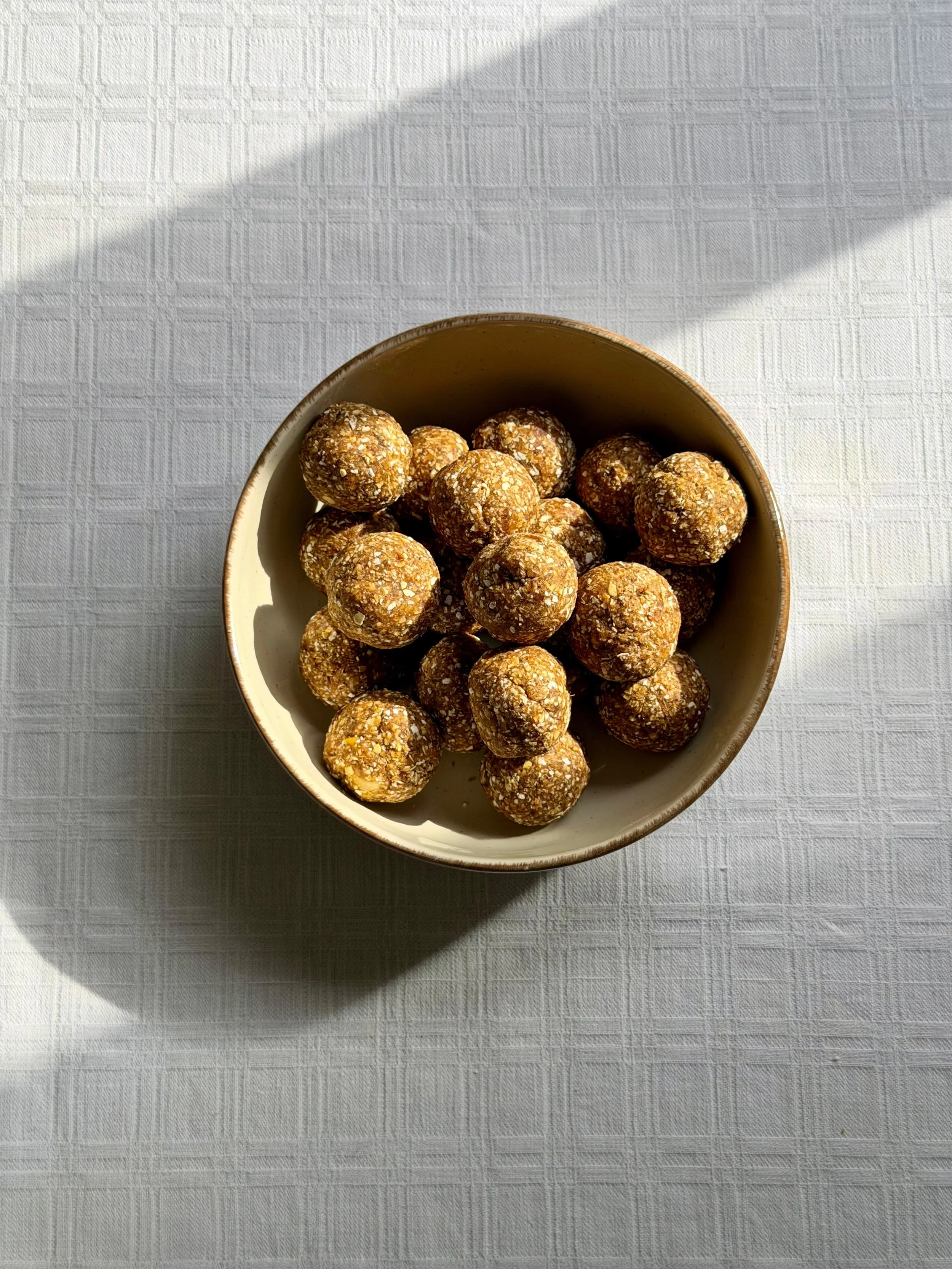 Μπαλίτσες χουρμά με χαρούπι 