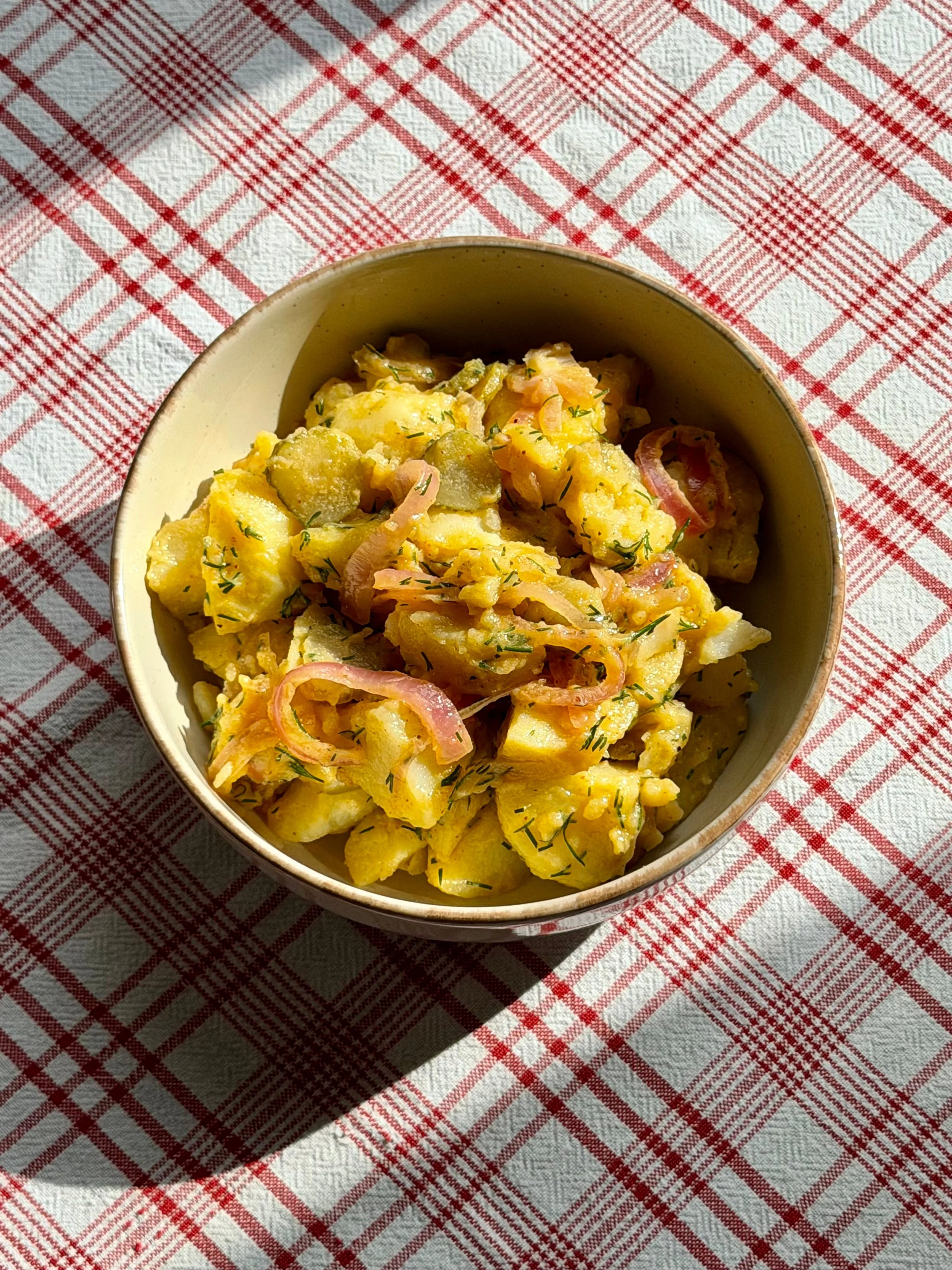 Πατατοσαλάτα με ζεστό dressing μουστάρδας και κρεμμύδι