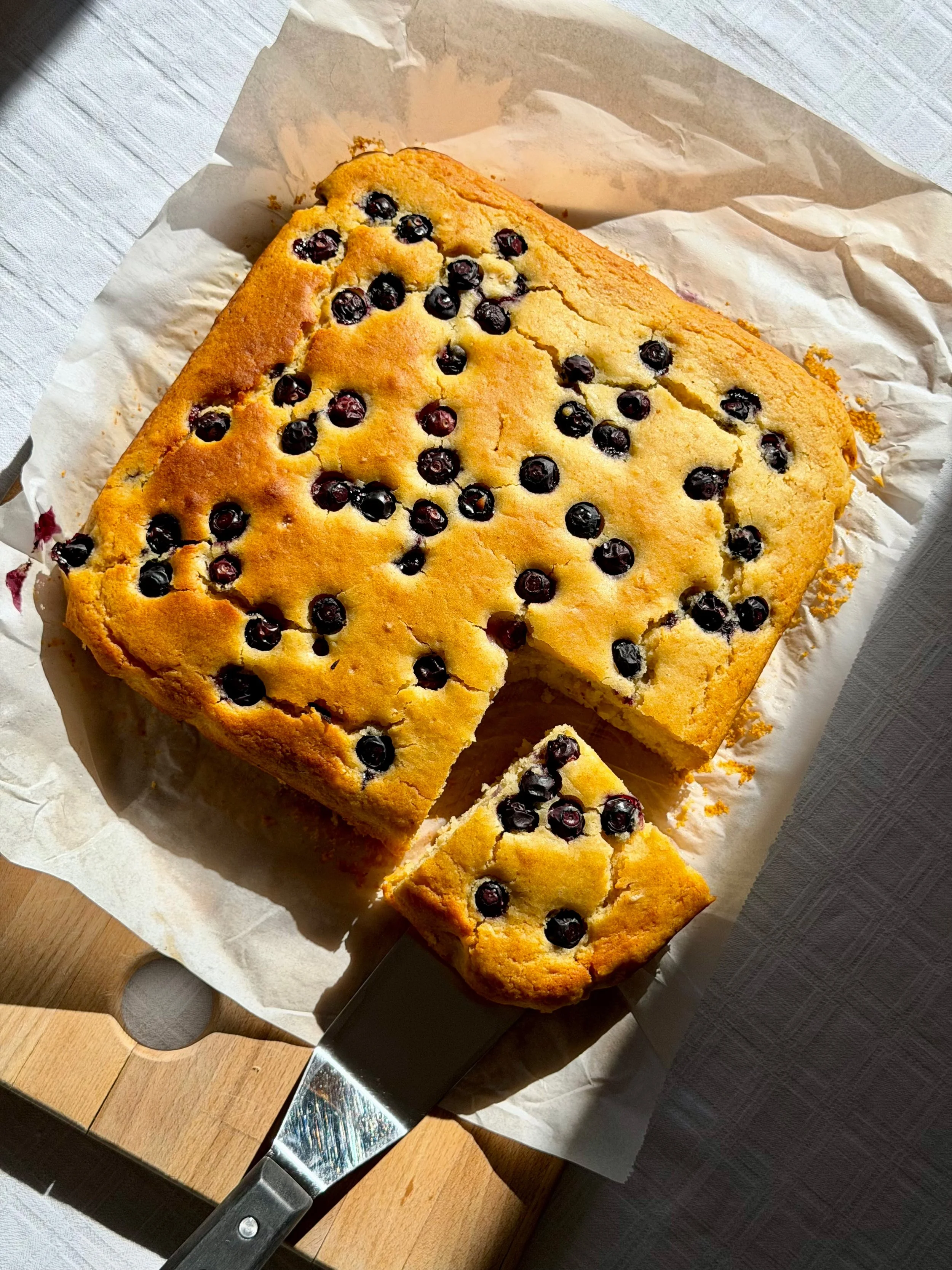 Εύκολο κέικ λεμονιού με μύρτιλα 