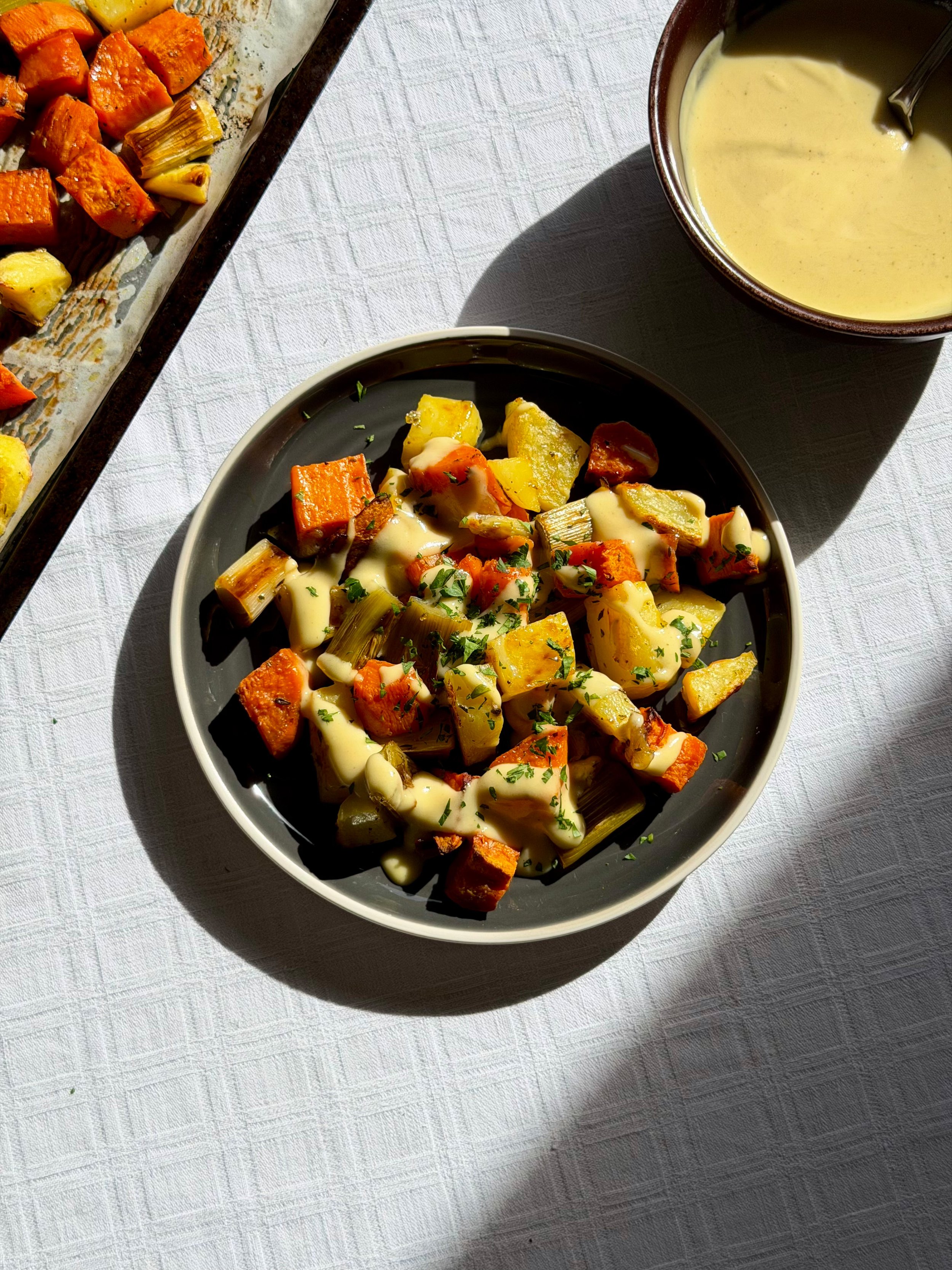 Ψητές γλυκοπατάτες και πατάτες με κρεμώδη σως μουστάρδας