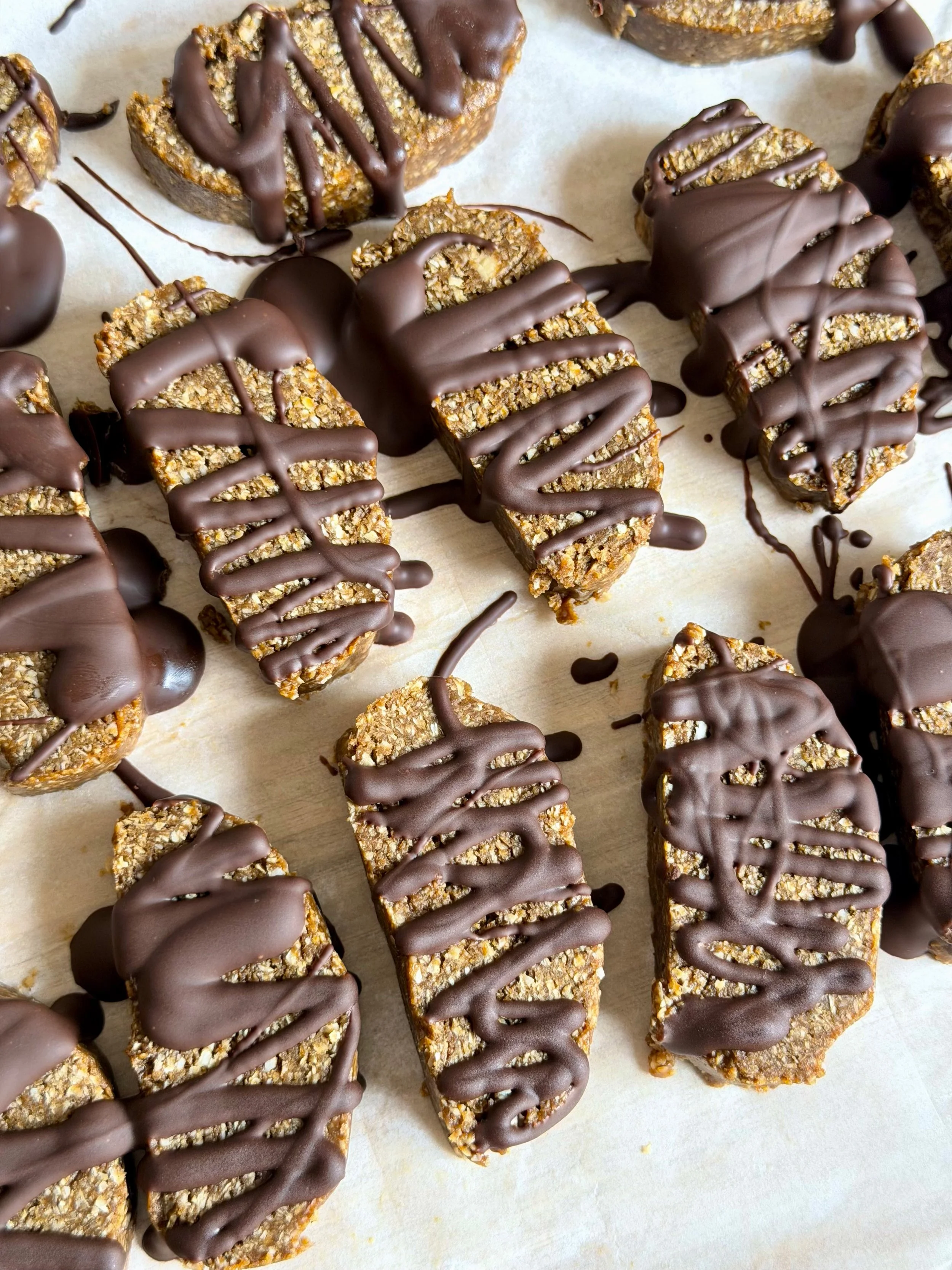 Κορμός με βρώμη, μελάσα, ταχίνι και σοκολάτα