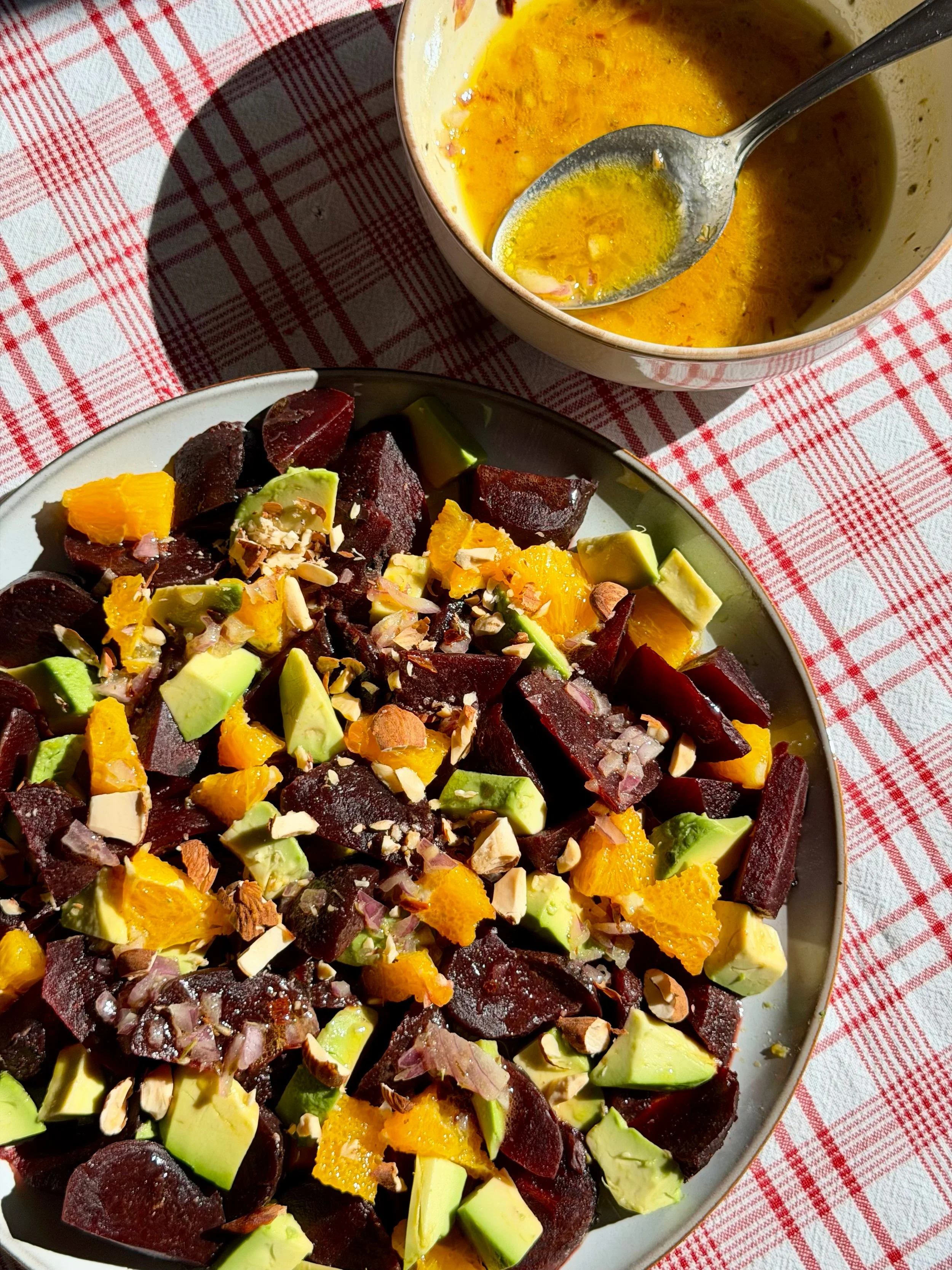 Σαλάτα με παντζάρια, αβοκάντο και πορτοκάλι  