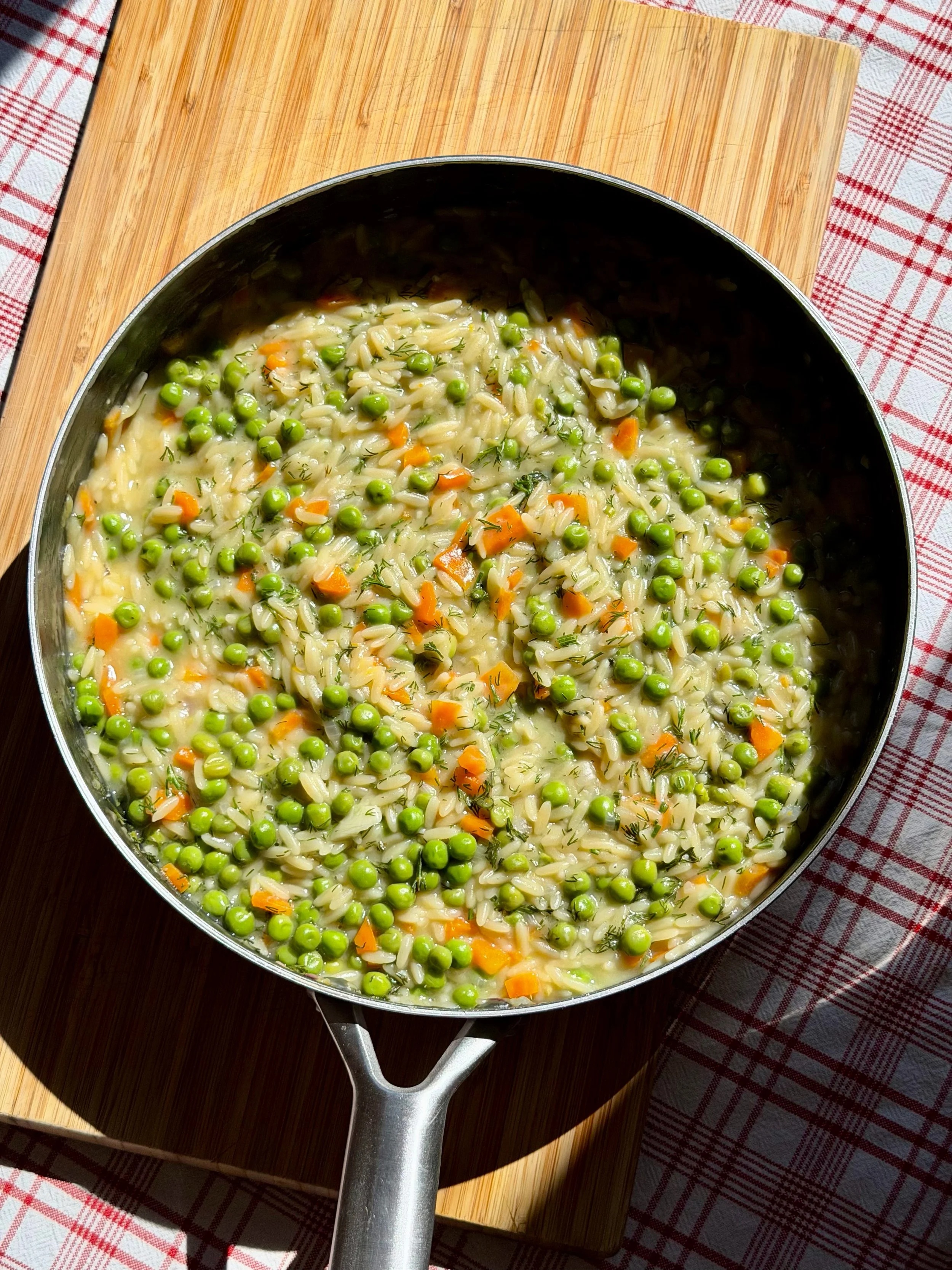 Λεμονάτο κριθαράκι με αρακά 