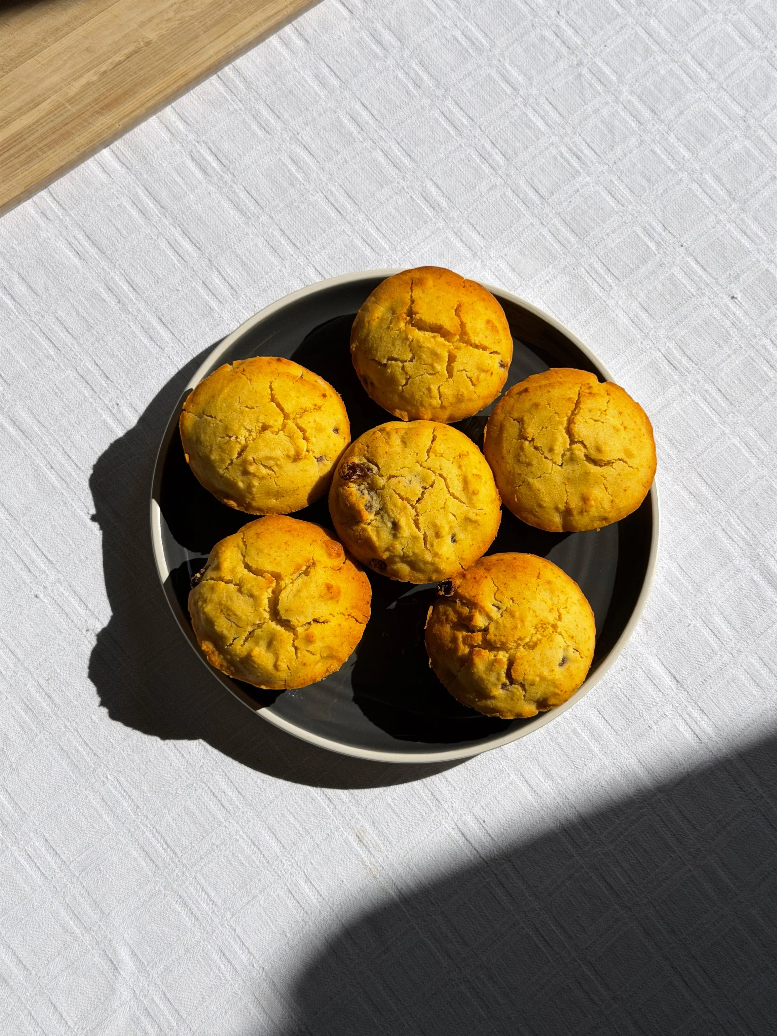 Κεκάκια καλαμποκιού με σταφίδες  