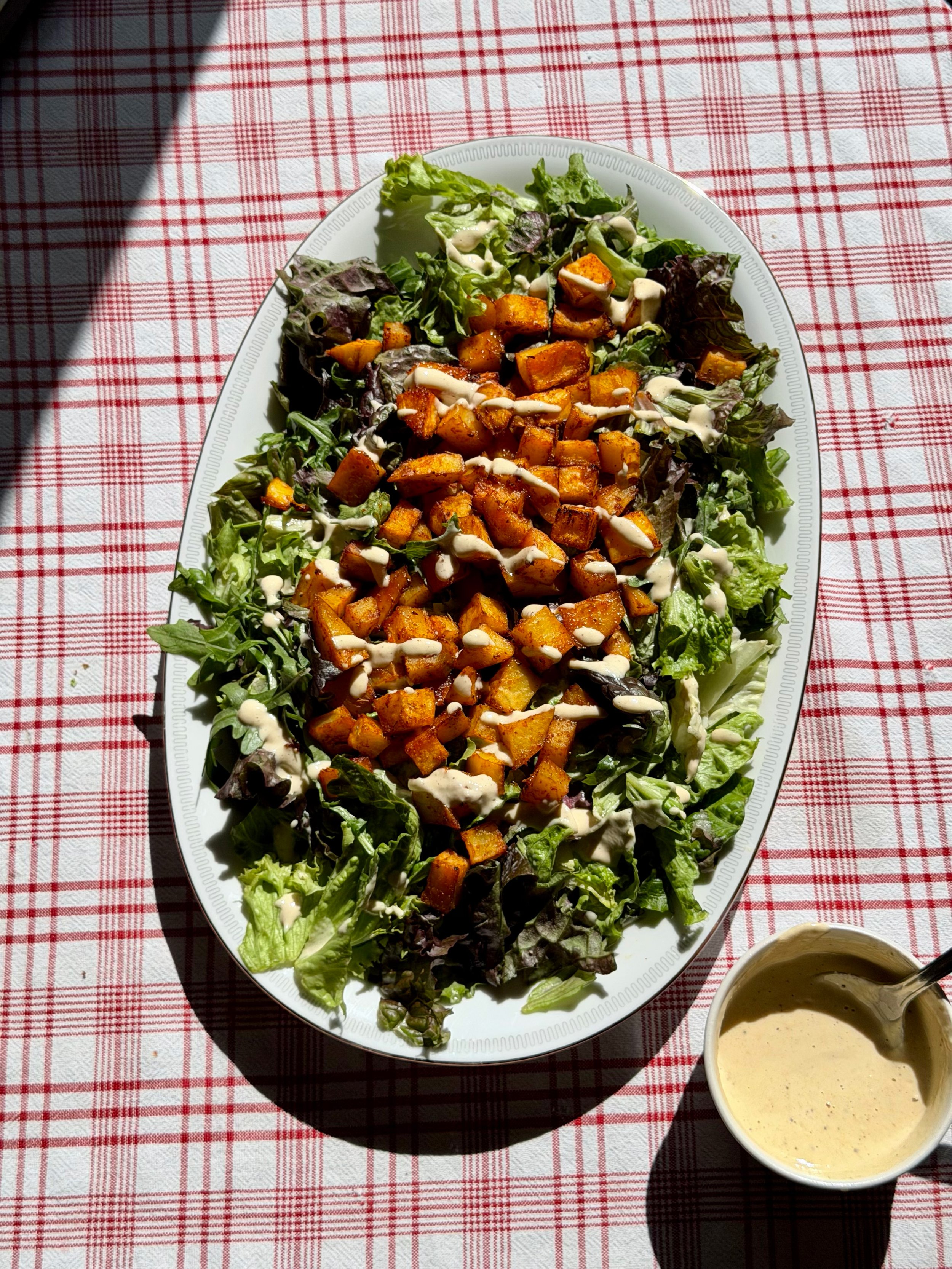 Σαλάτα με ψητές πατάτες και λεμονάτο dressing ταχινιού